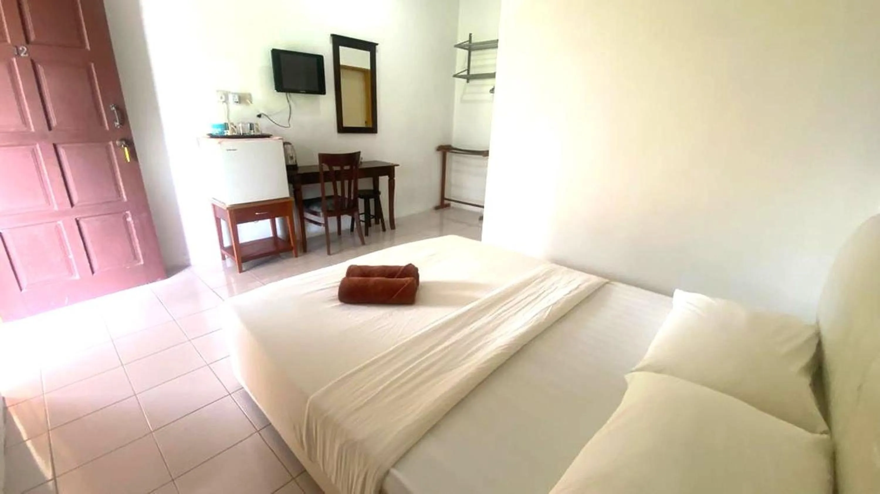 Bedroom, Bed in Capital O 91246 Tokman Inn