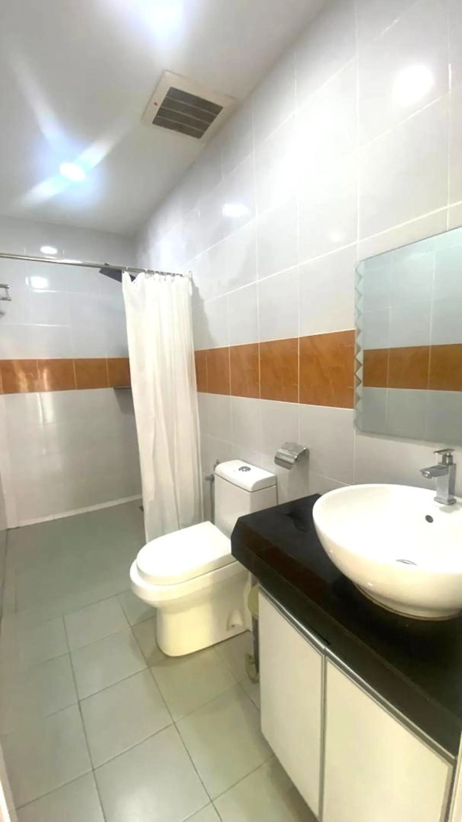 Bathroom in Capital O 91246 Tokman Inn