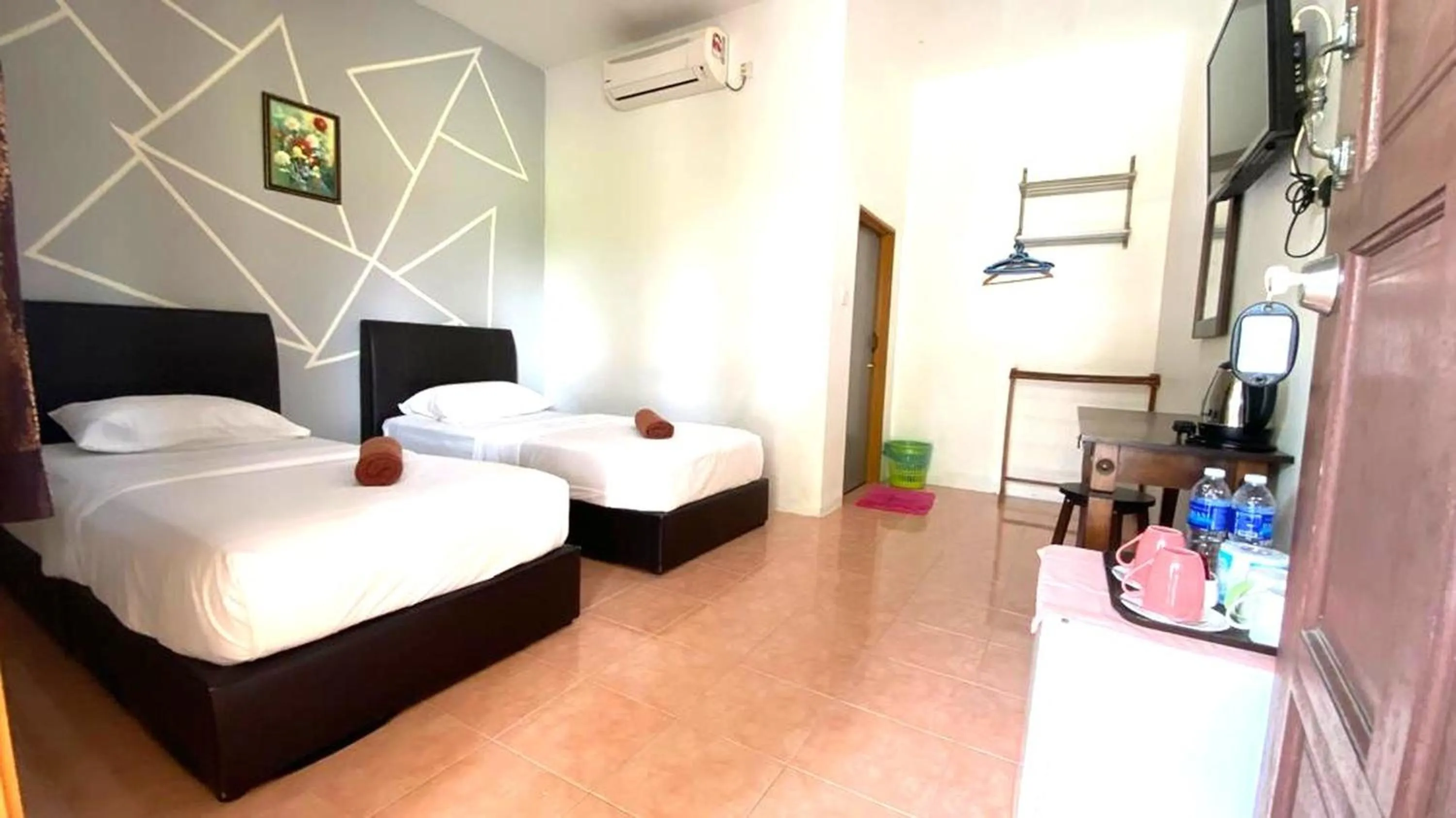 Bedroom, Bed in Capital O 91246 Tokman Inn