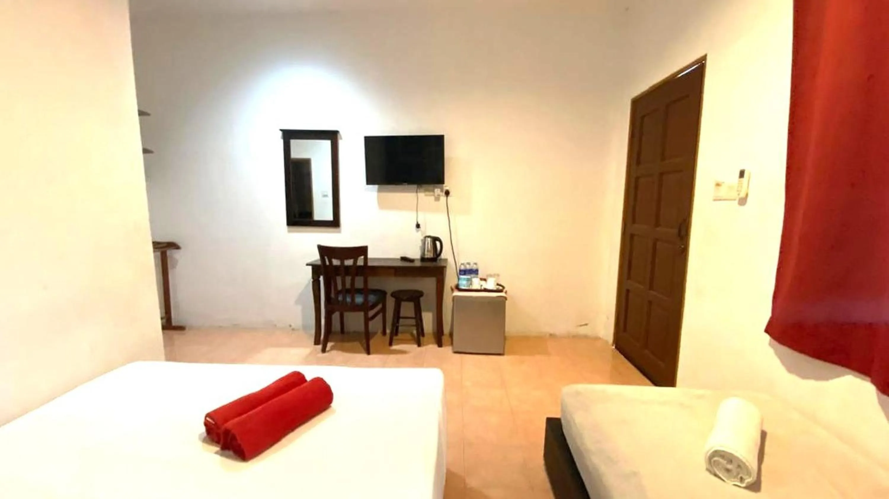 Bedroom, Bed in Capital O 91246 Tokman Inn