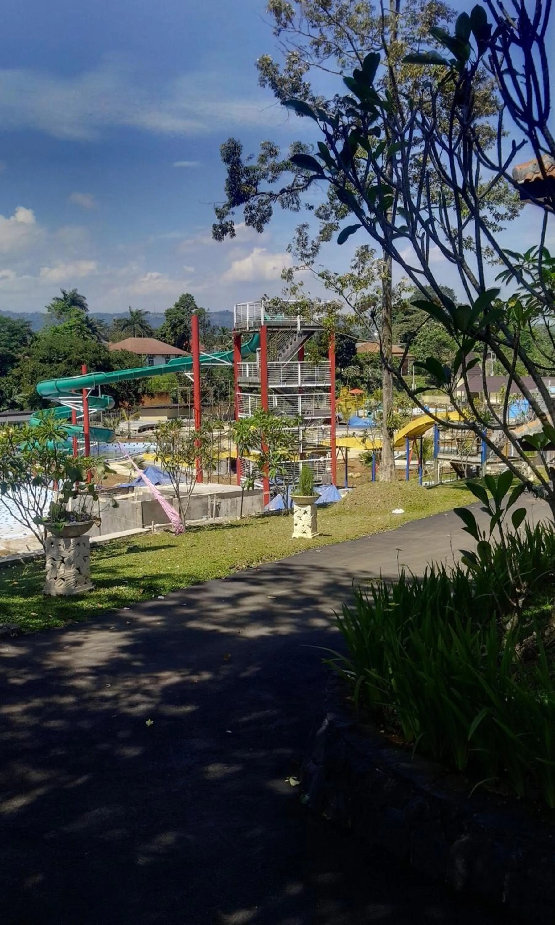 Swimming pool in Bumi Gumati Resort & Convention