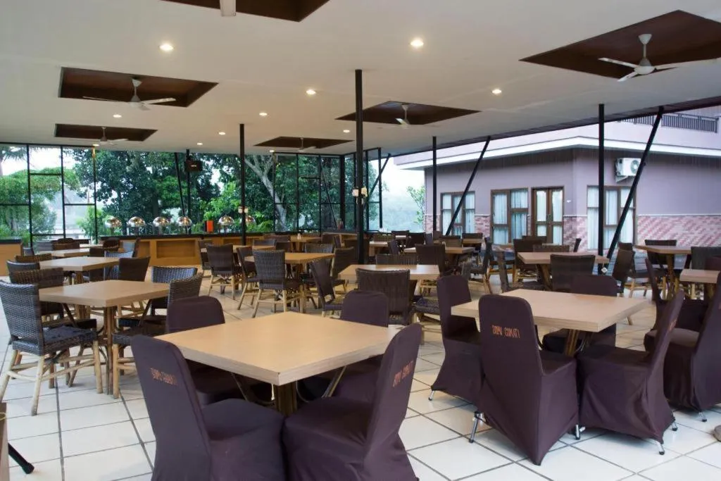Dining area in Bumi Gumati Resort & Convention