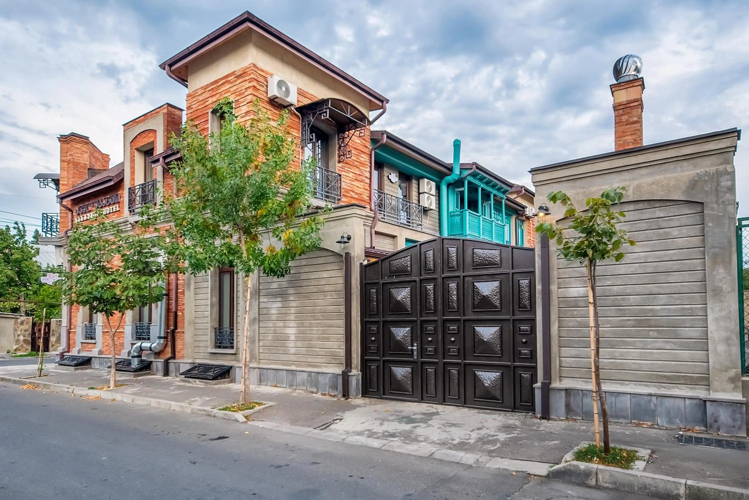 Property building in Dzvel Ubanshi