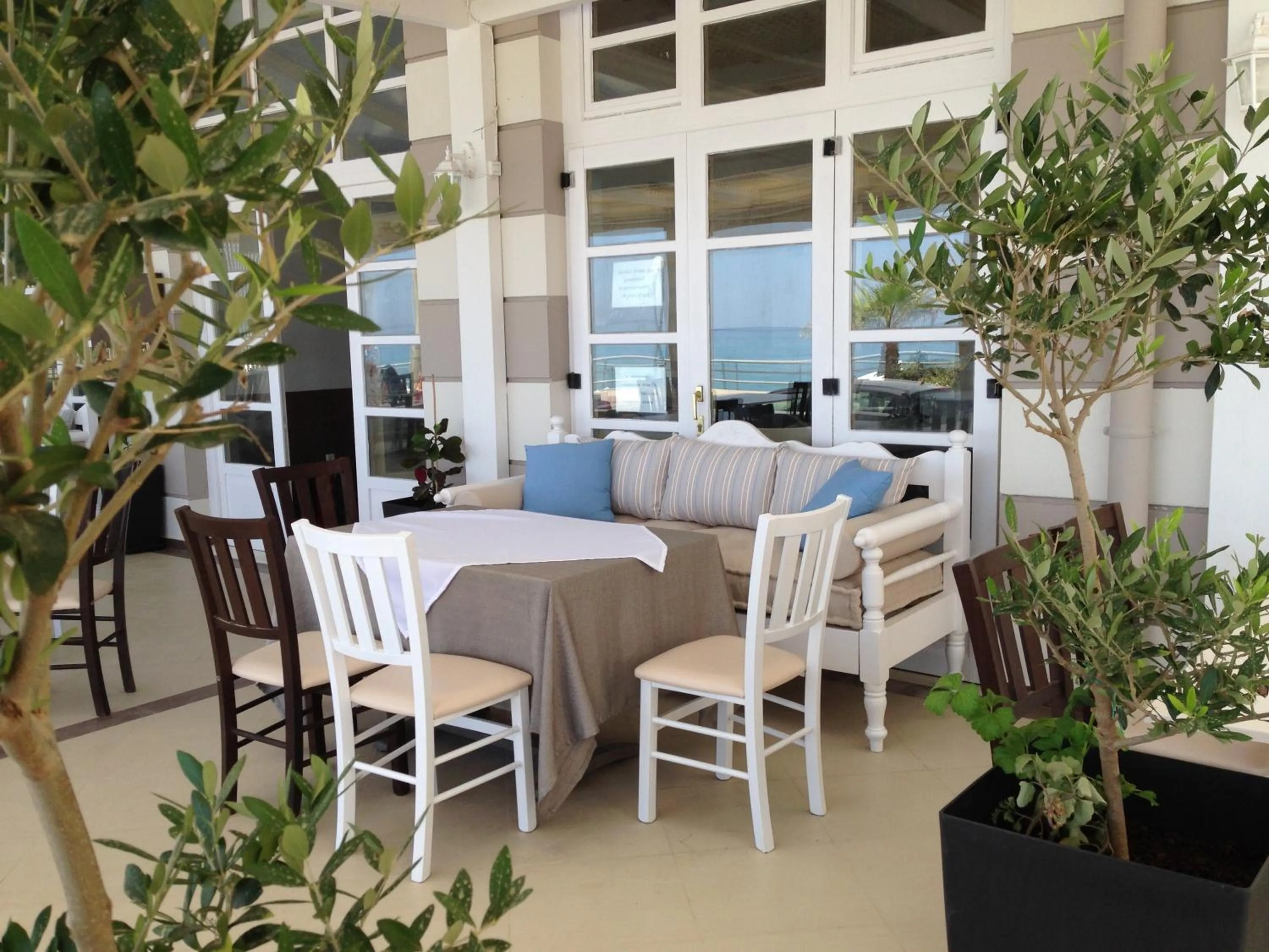 Restaurant/places to eat in Swell Boutique Hotel