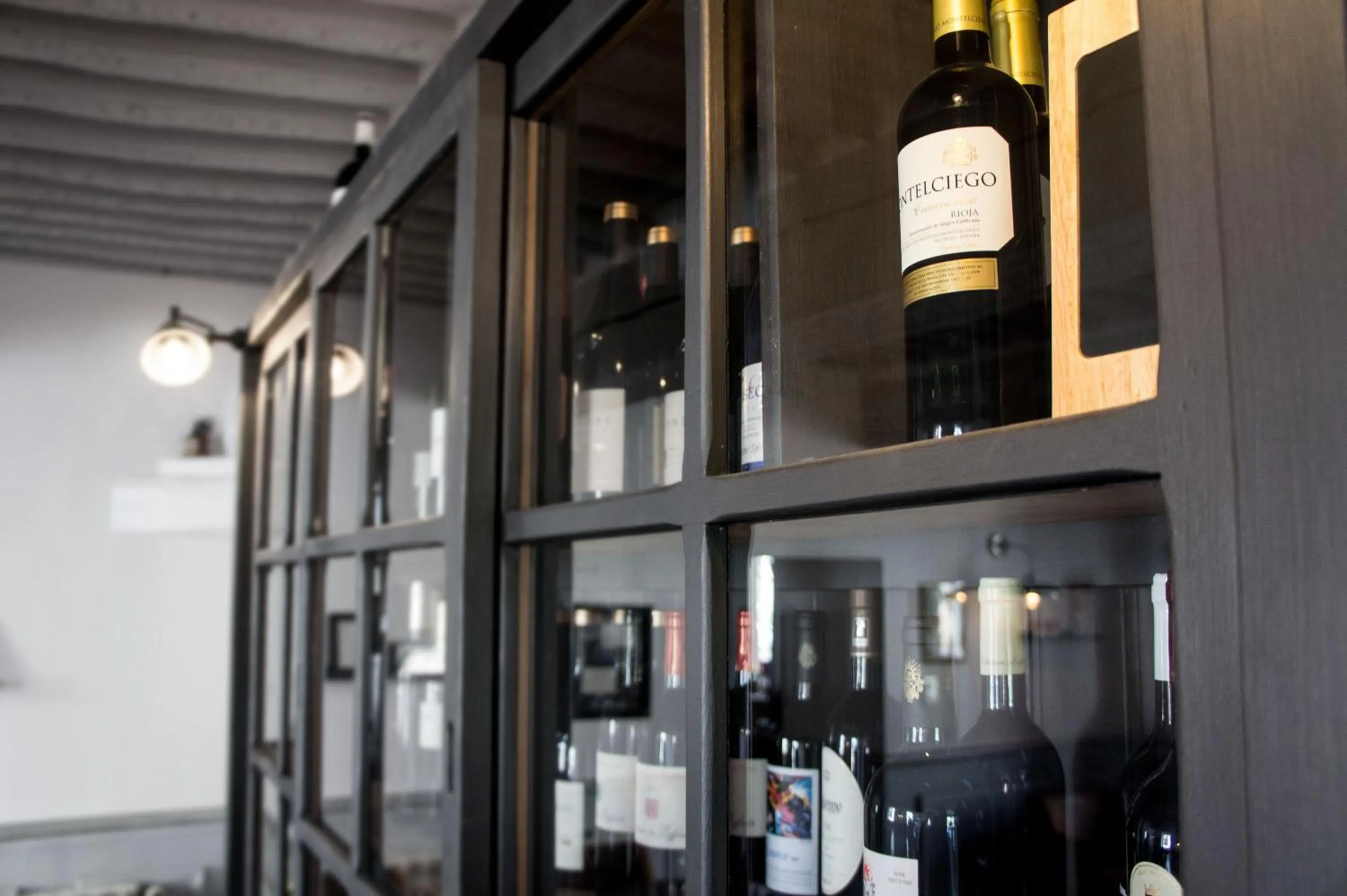 Lounge or bar in HOTEL DE FRANCE - Hôtel de charme en Provence