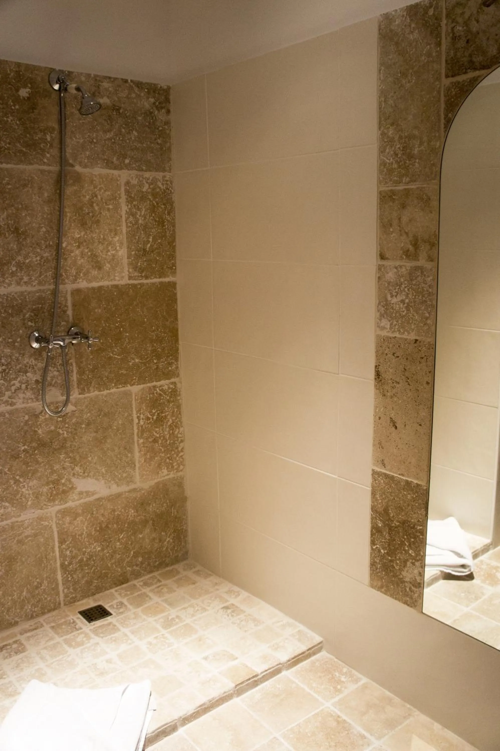 Bathroom in HOTEL DE FRANCE - Hôtel de charme en Provence