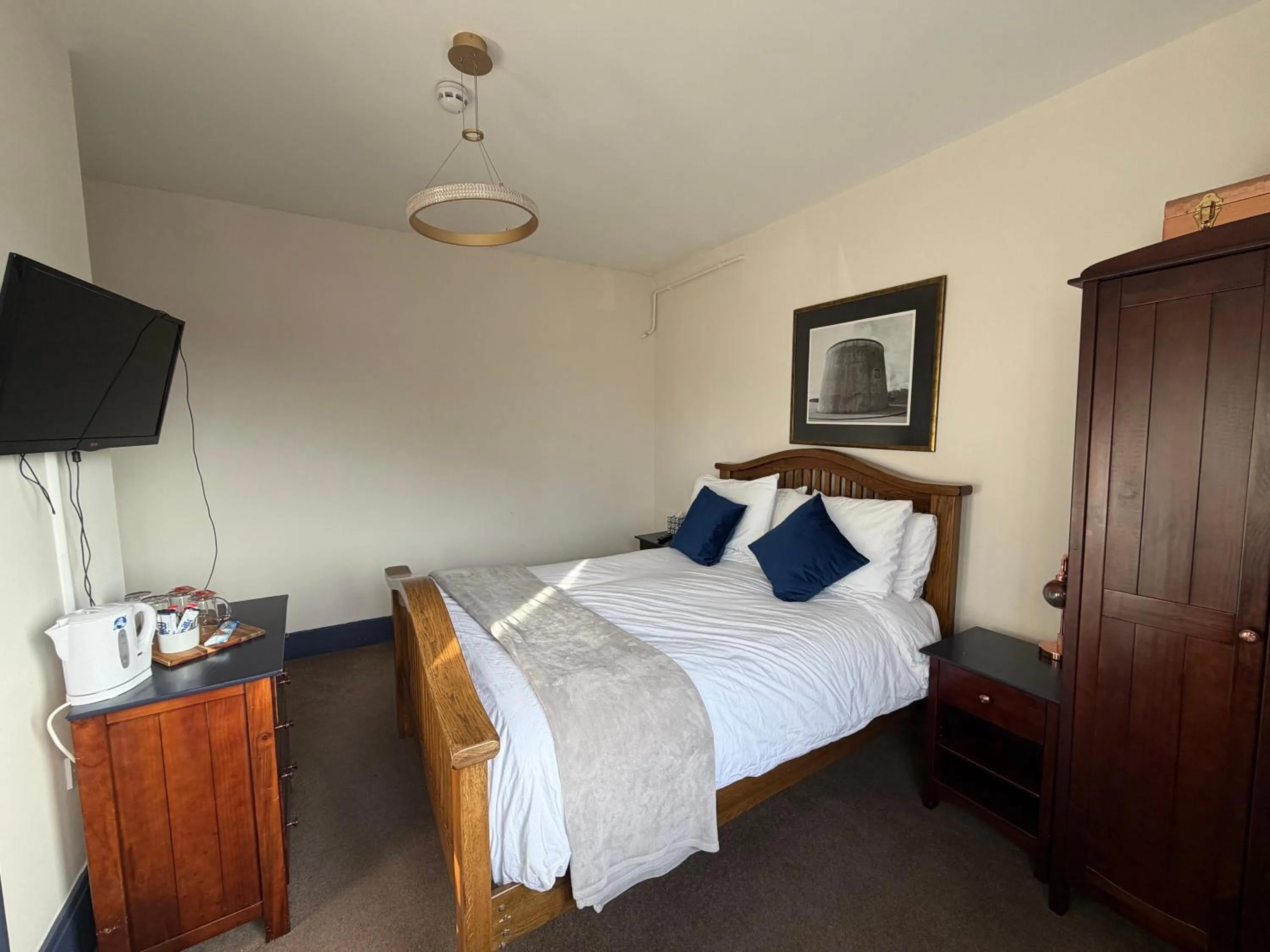 Bedroom, Bed in Captain Howey Hotel