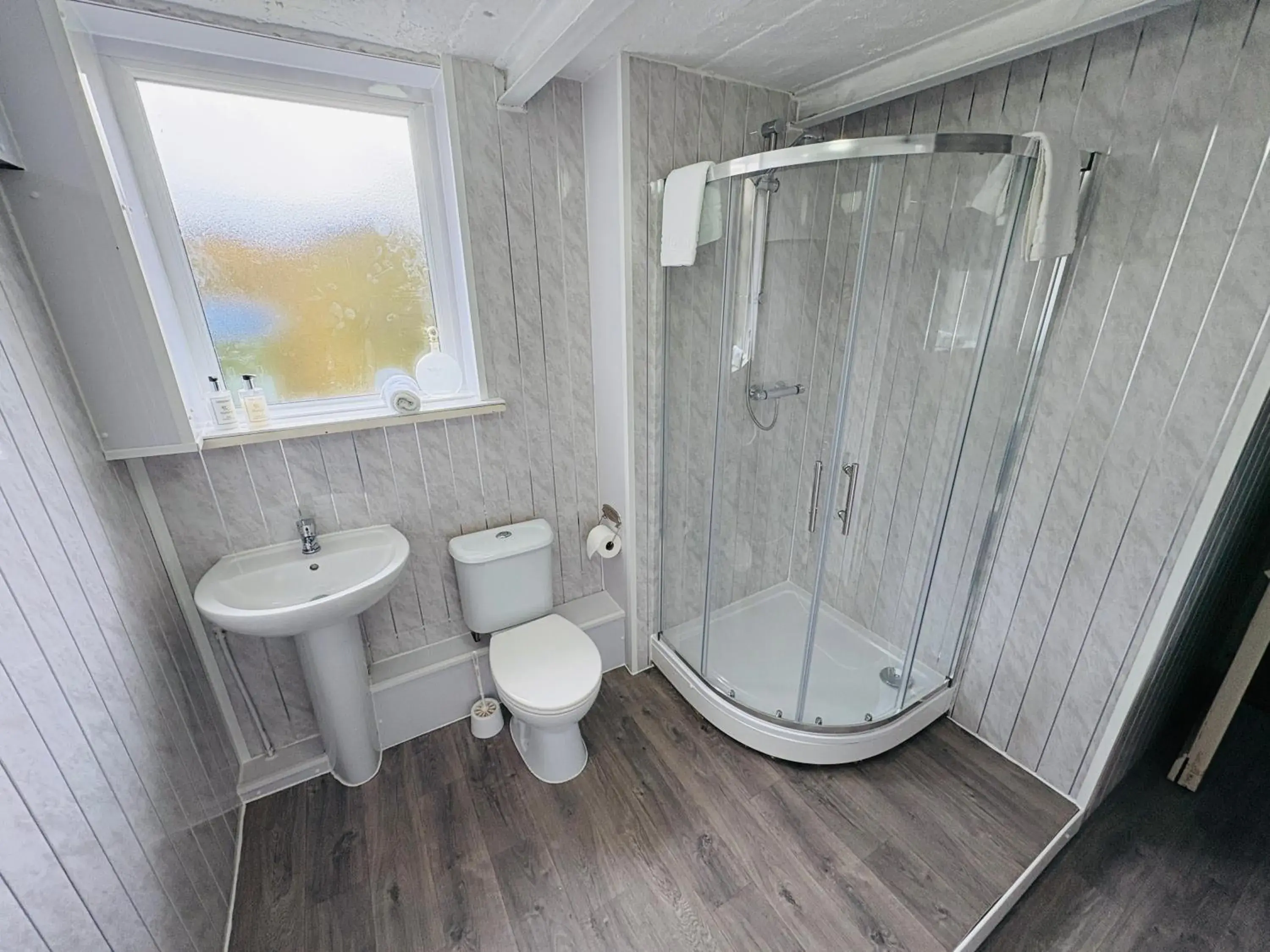 Double Room with Shared Bathroom - single occupancy in Captain Howey Hotel Double Room with Shared Bathroom - single occupancy in Captain Howey Hotel