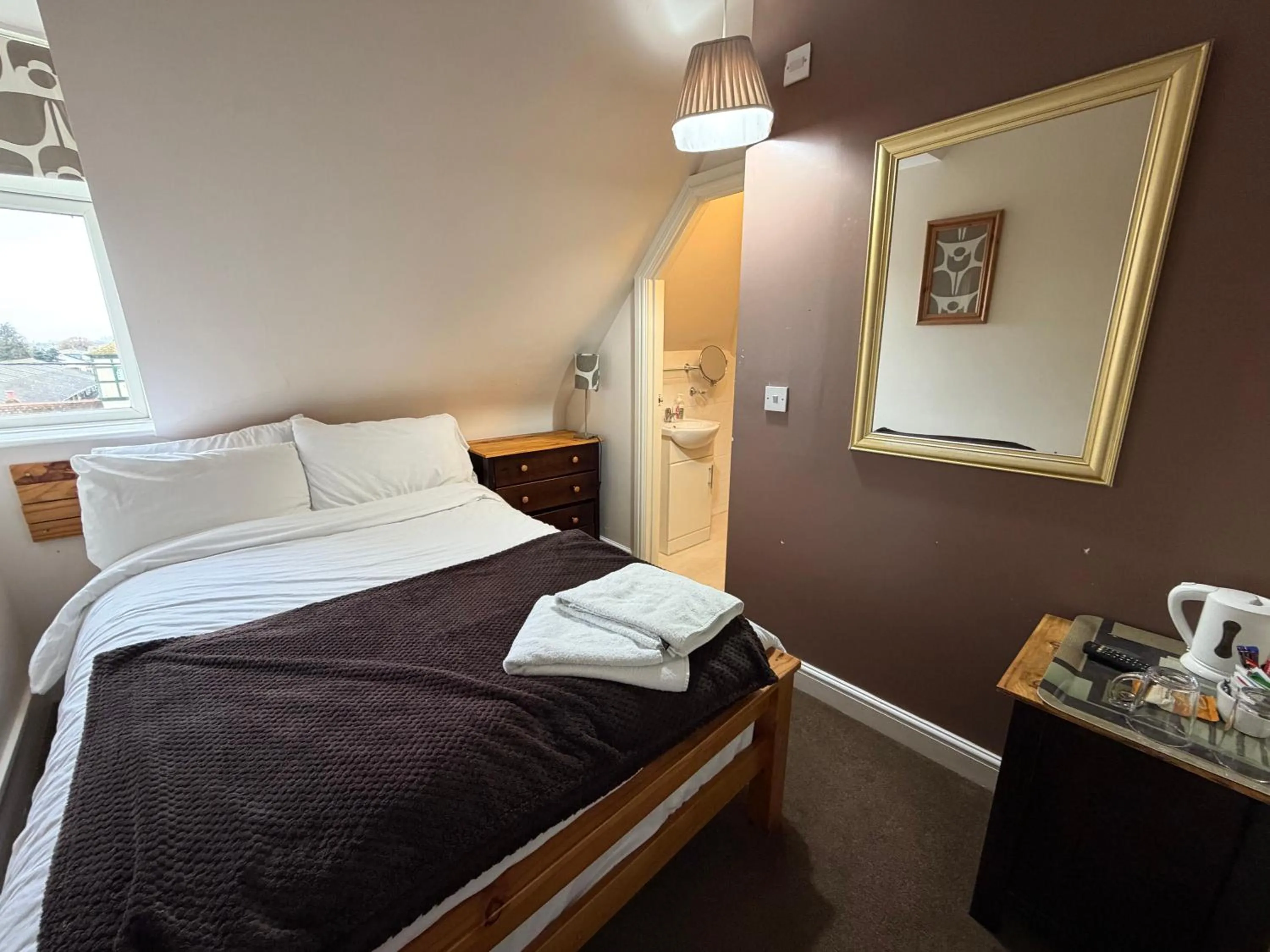 Bedroom, Bed in Captain Howey Hotel