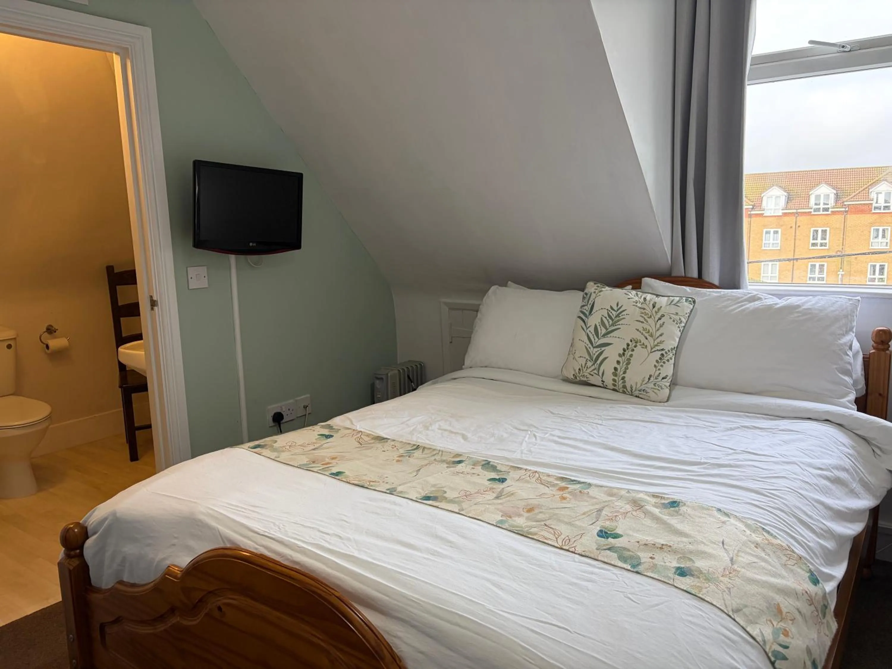 Bedroom, Bed in Captain Howey Hotel