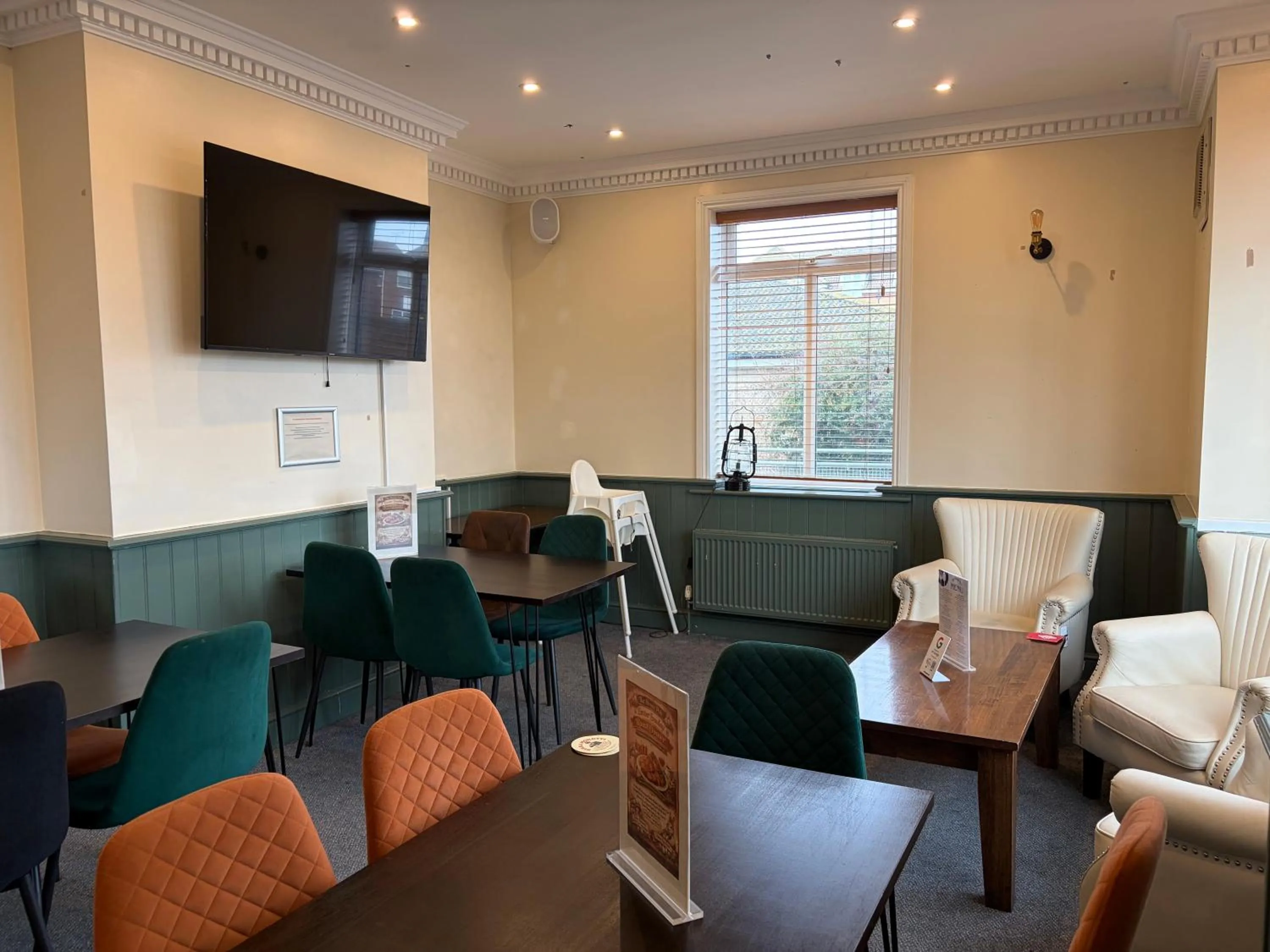 Restaurant/places to eat in Captain Howey Hotel