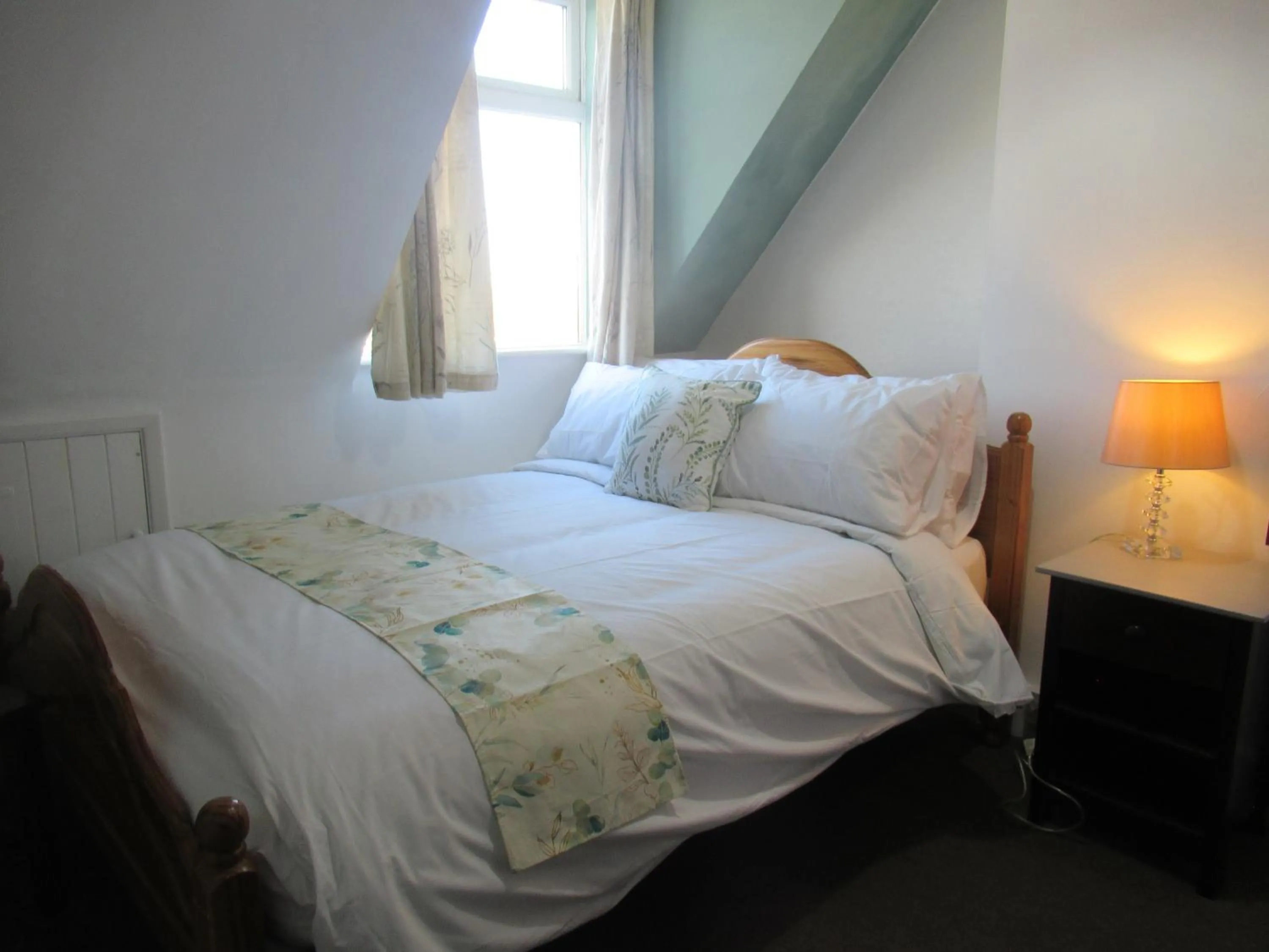 Bedroom, Bed in Captain Howey Hotel