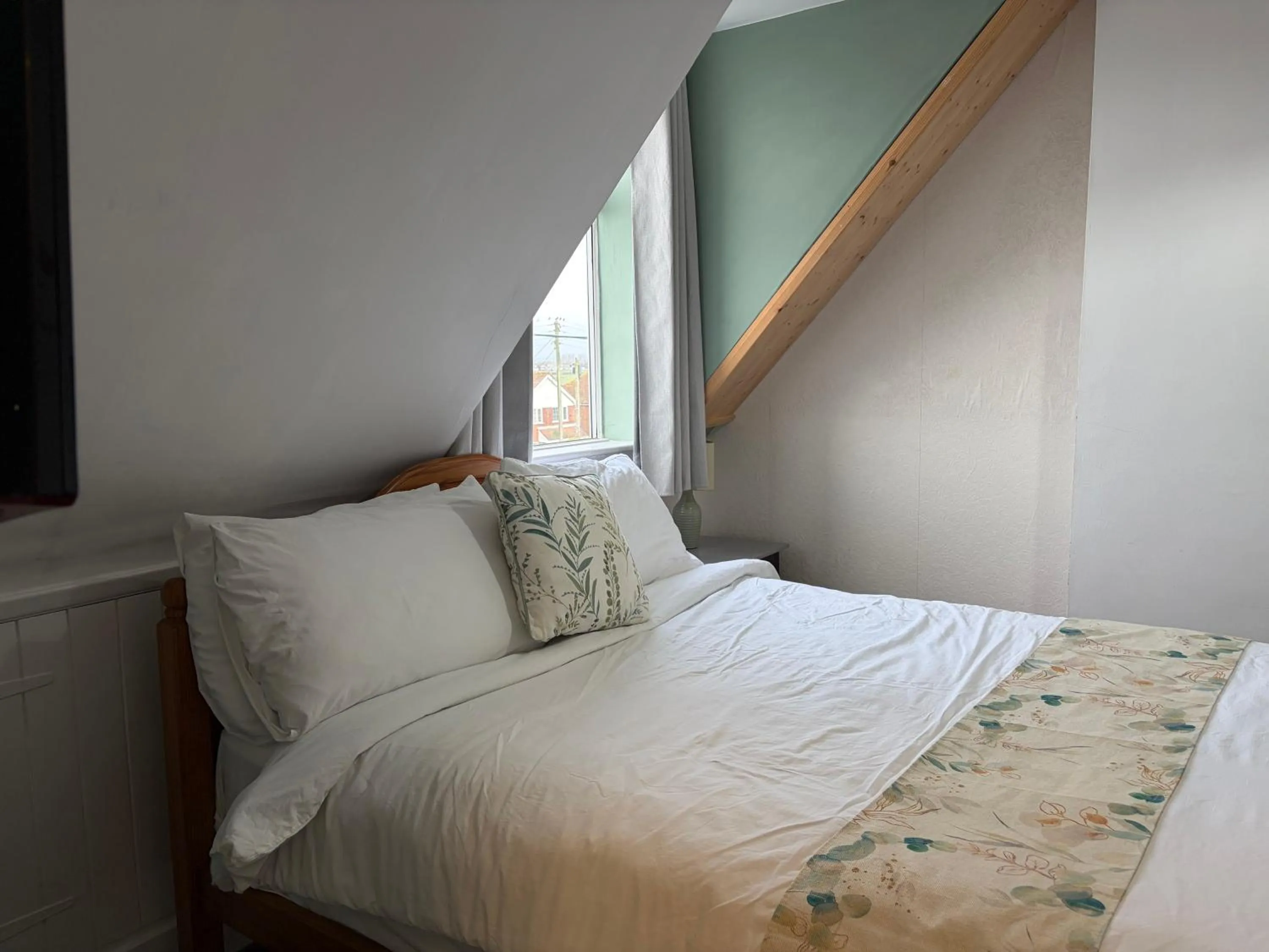 Bedroom, Bed in Captain Howey Hotel