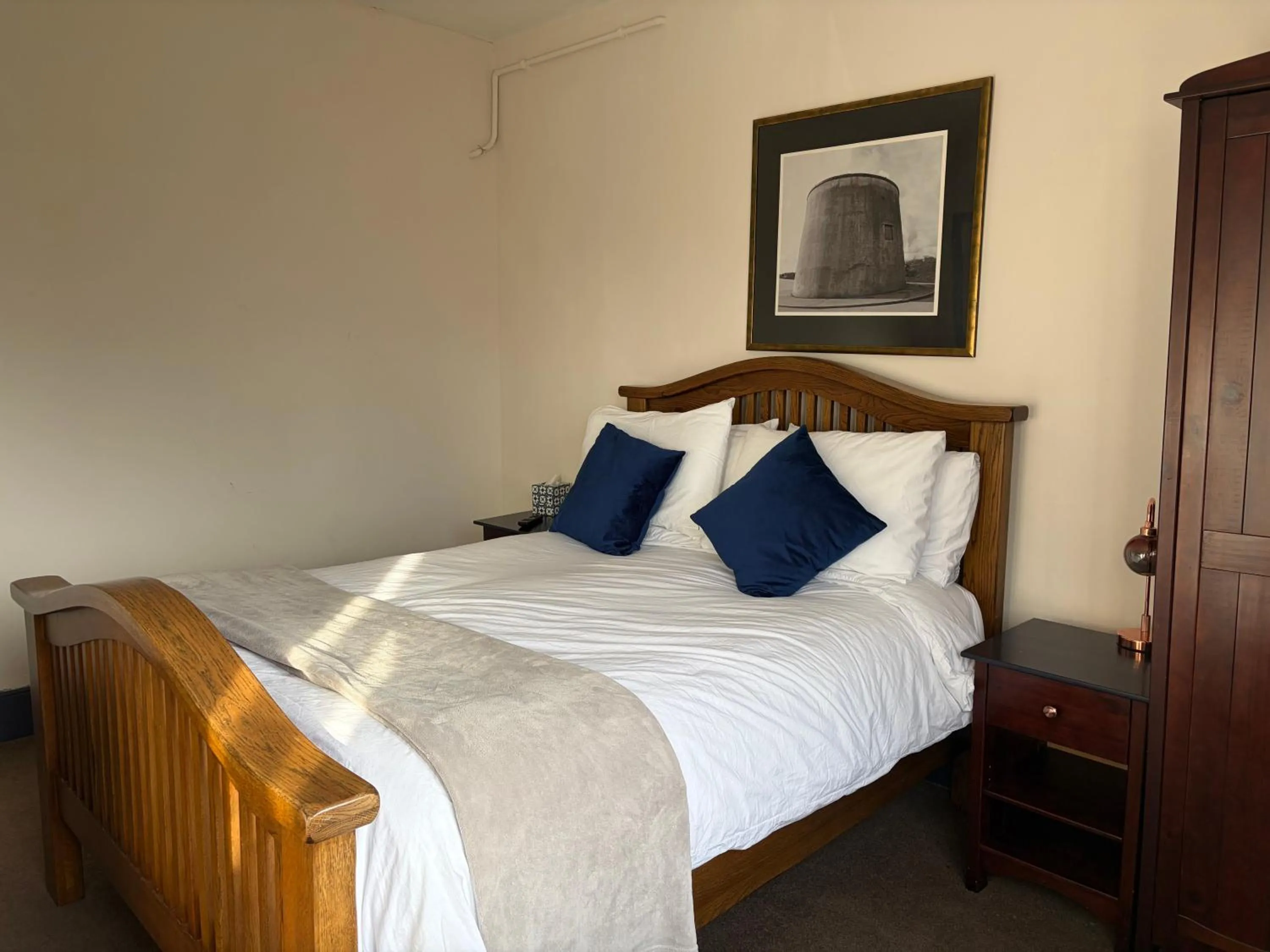 Bedroom, Bed in Captain Howey Hotel