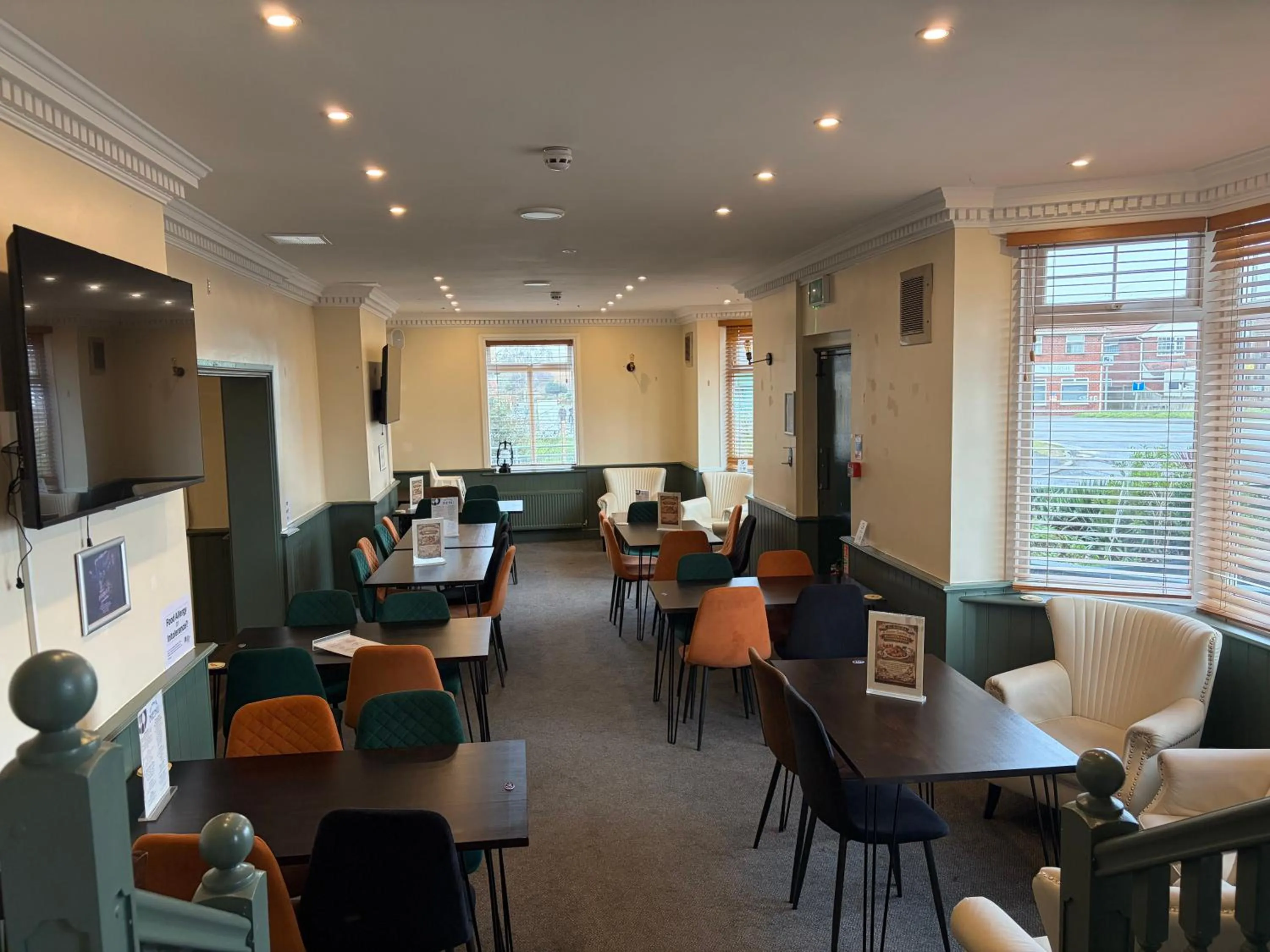 Restaurant/places to eat in Captain Howey Hotel