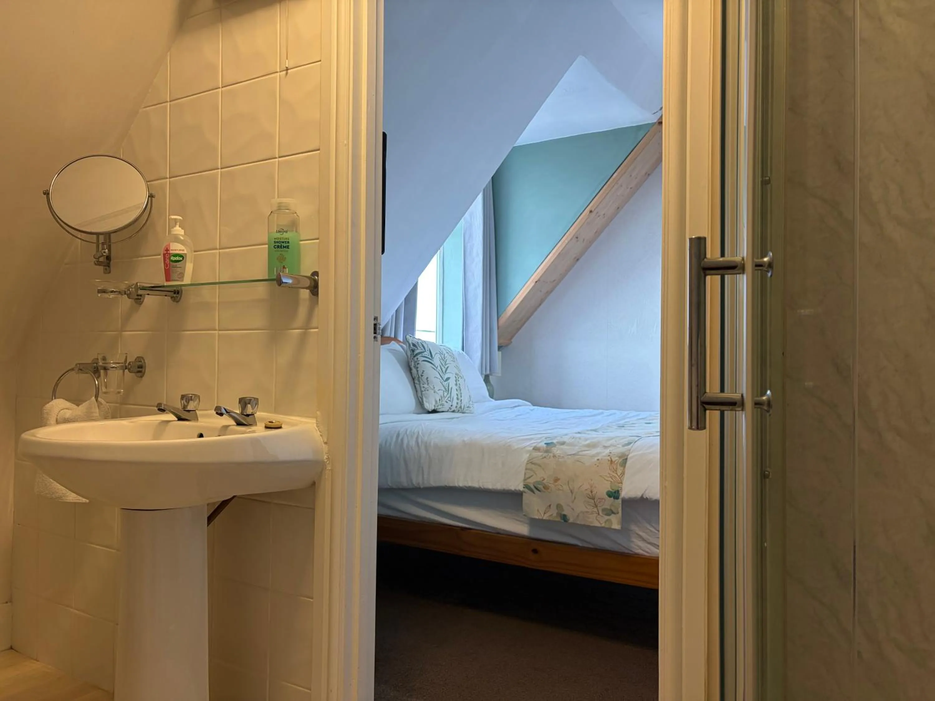 Bathroom in Captain Howey Hotel