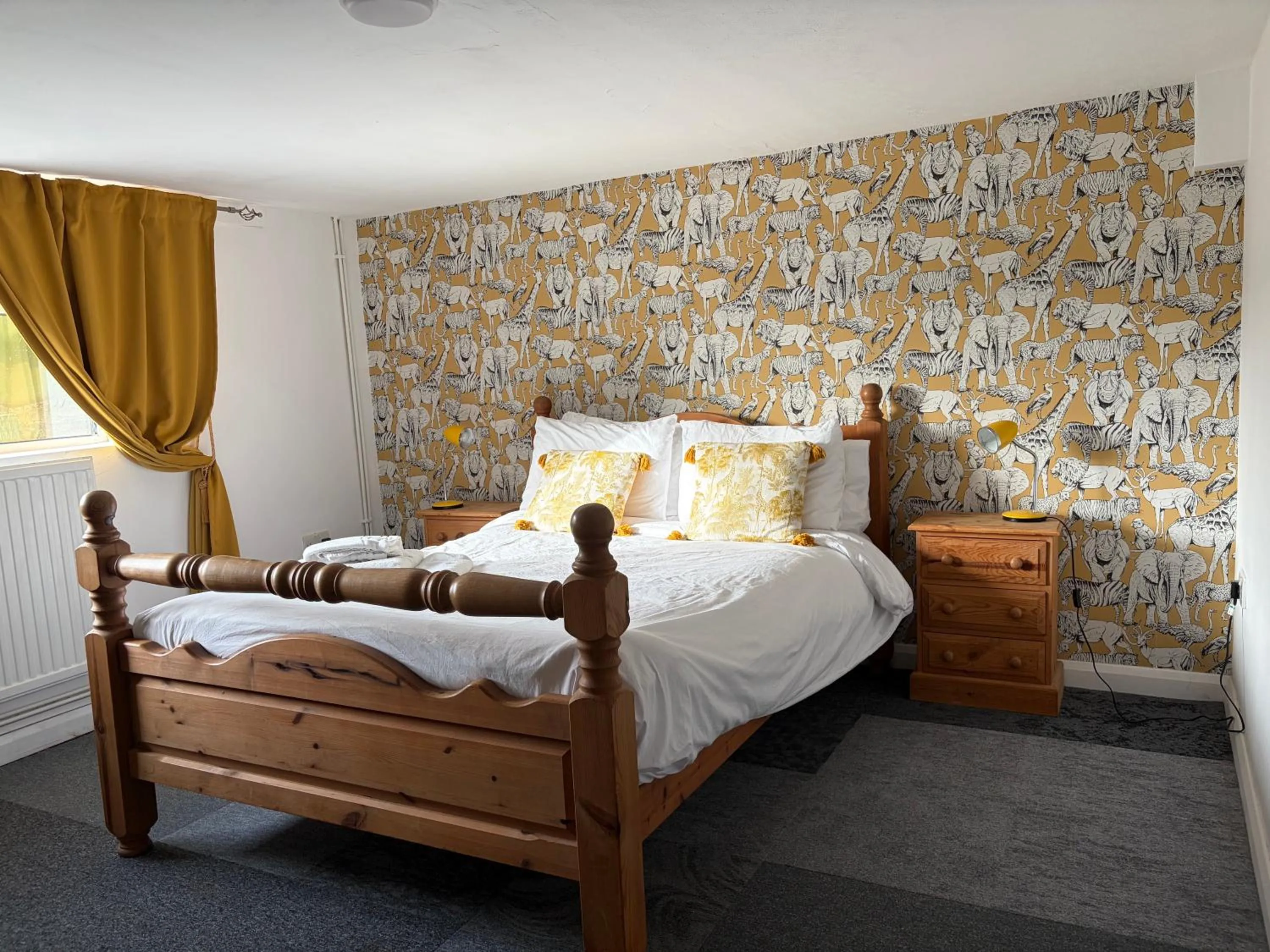 Bedroom, Bed in Captain Howey Hotel