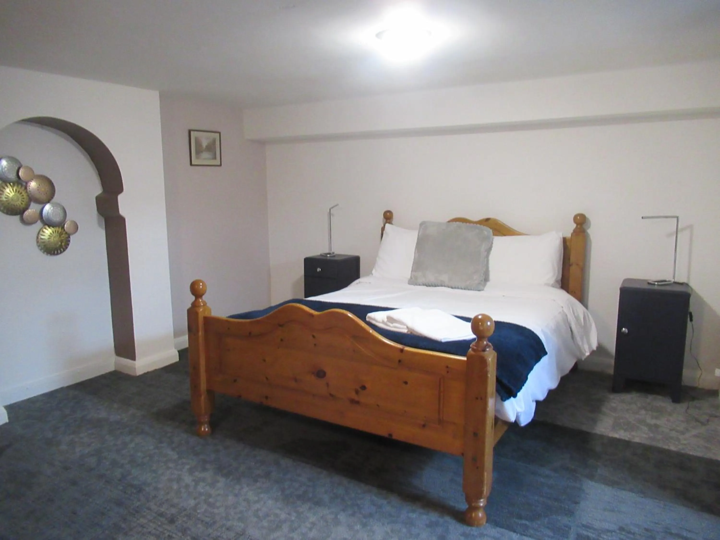 Bedroom, Bed in Captain Howey Hotel