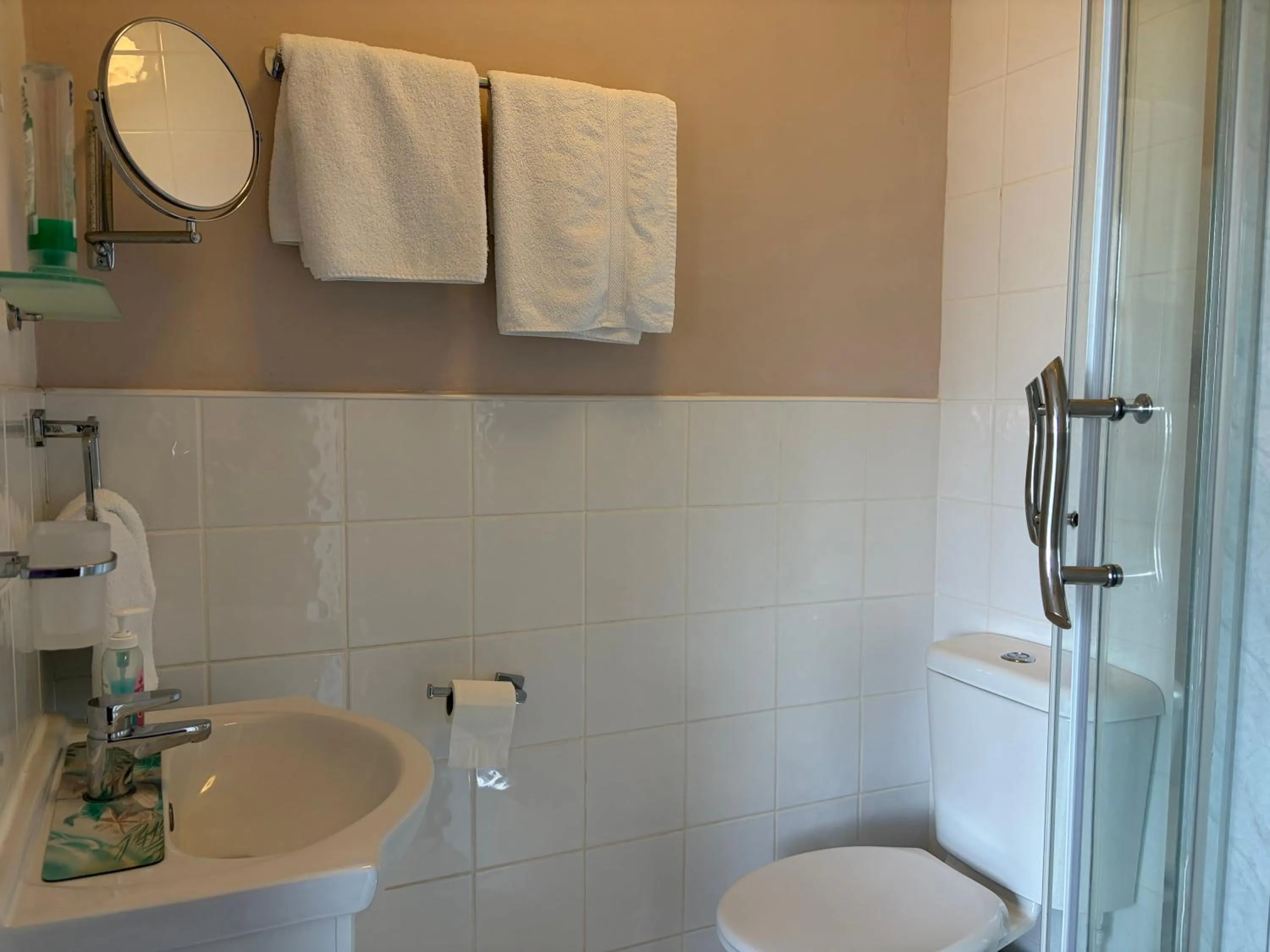 Bathroom in Captain Howey Hotel