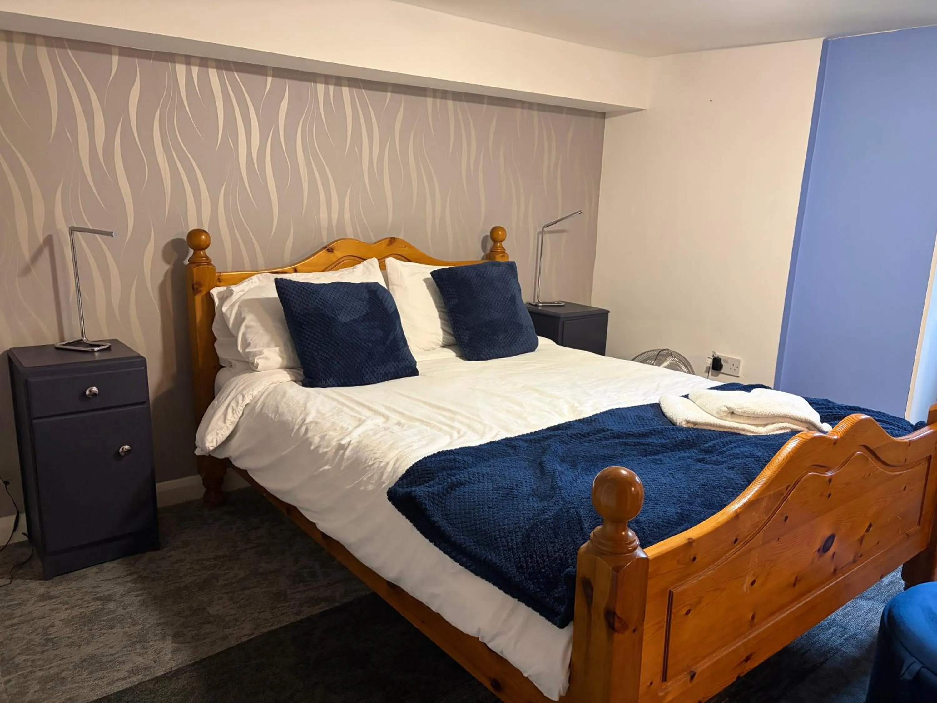 Bedroom, Bed in Captain Howey Hotel