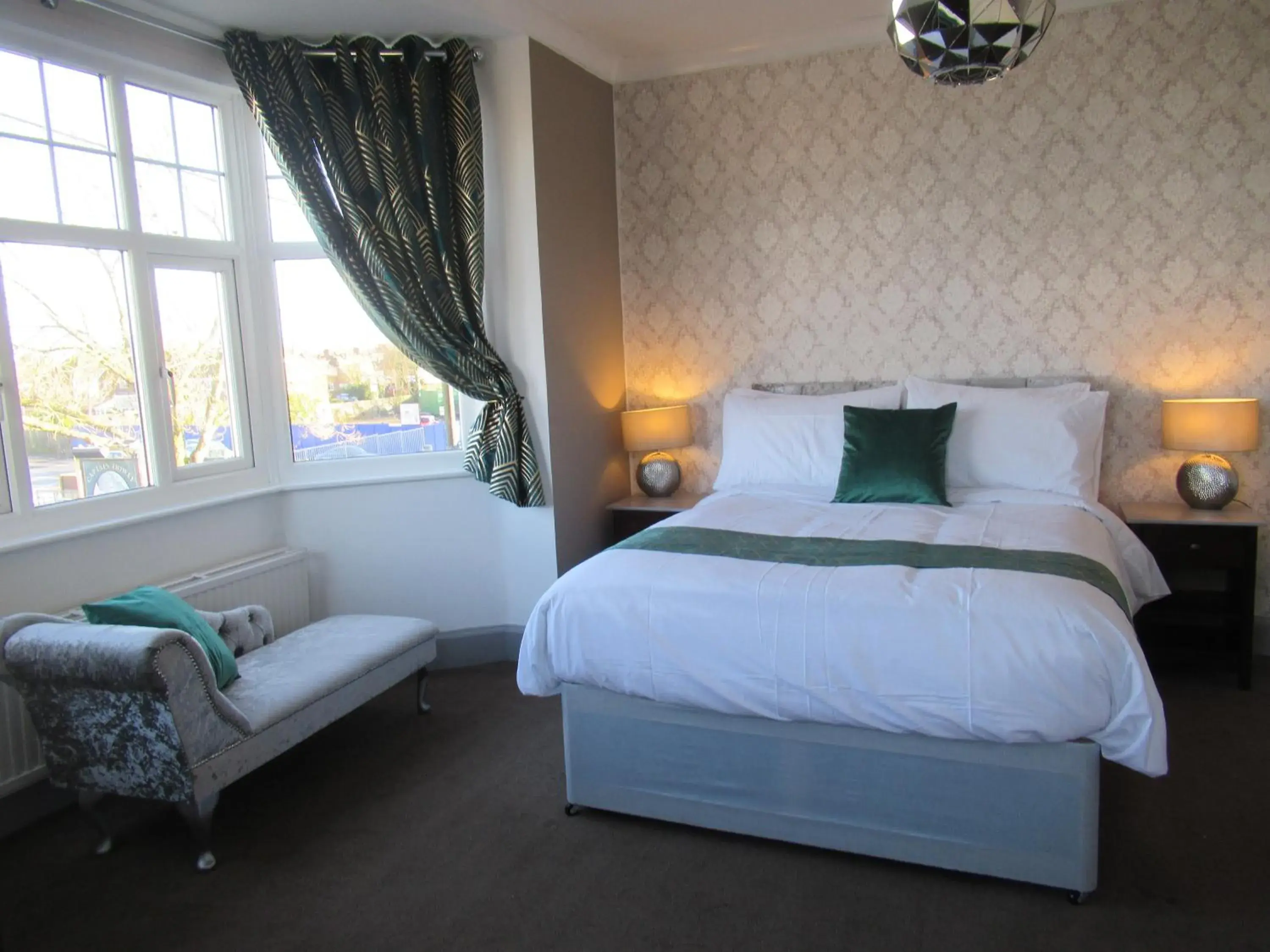 Double Room with Private Bathroom in Captain Howey Hotel Double Room with Private Bathroom in Captain Howey Hotel