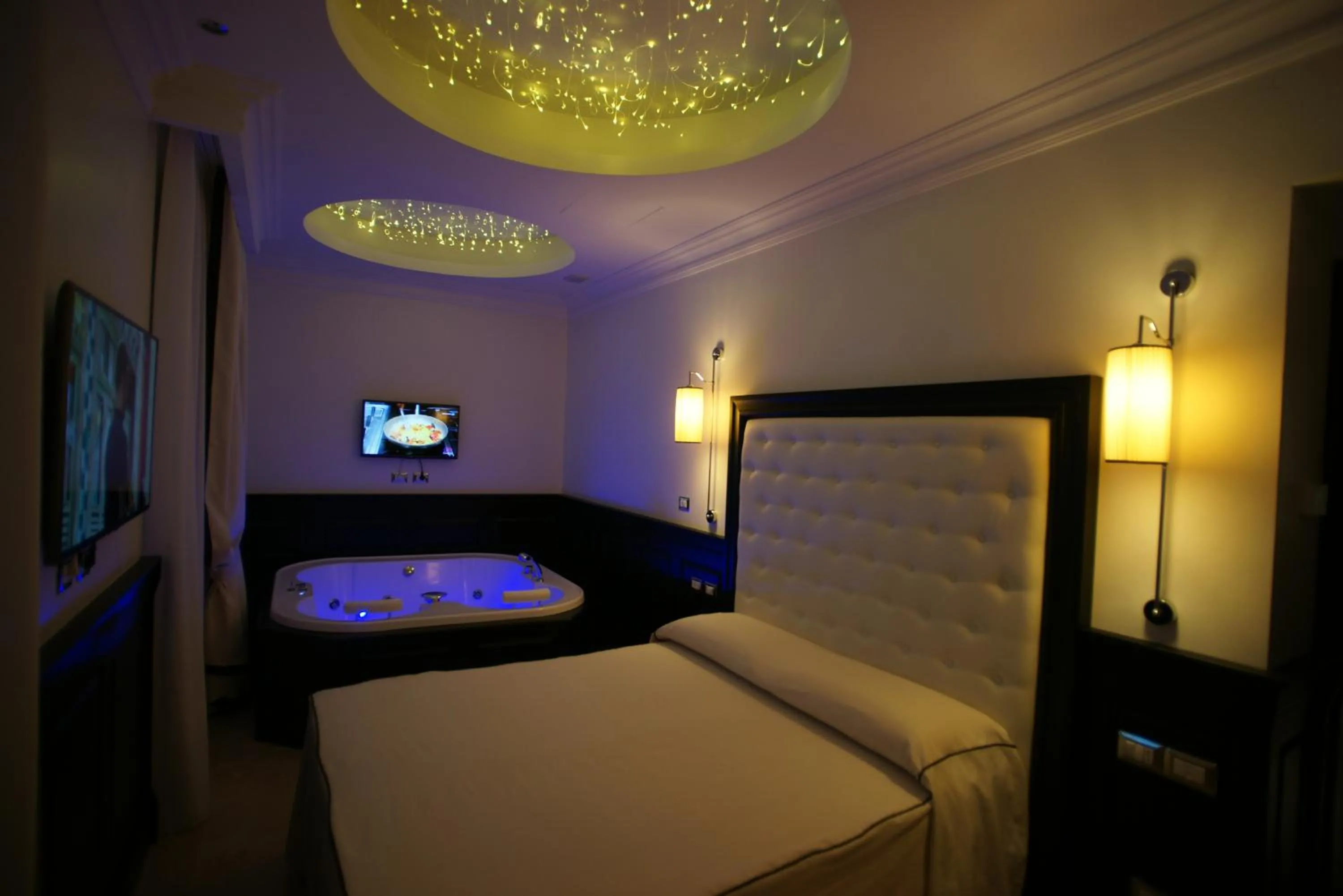 Hot Tub, Bed in Vaticano Royal Suite Guest House