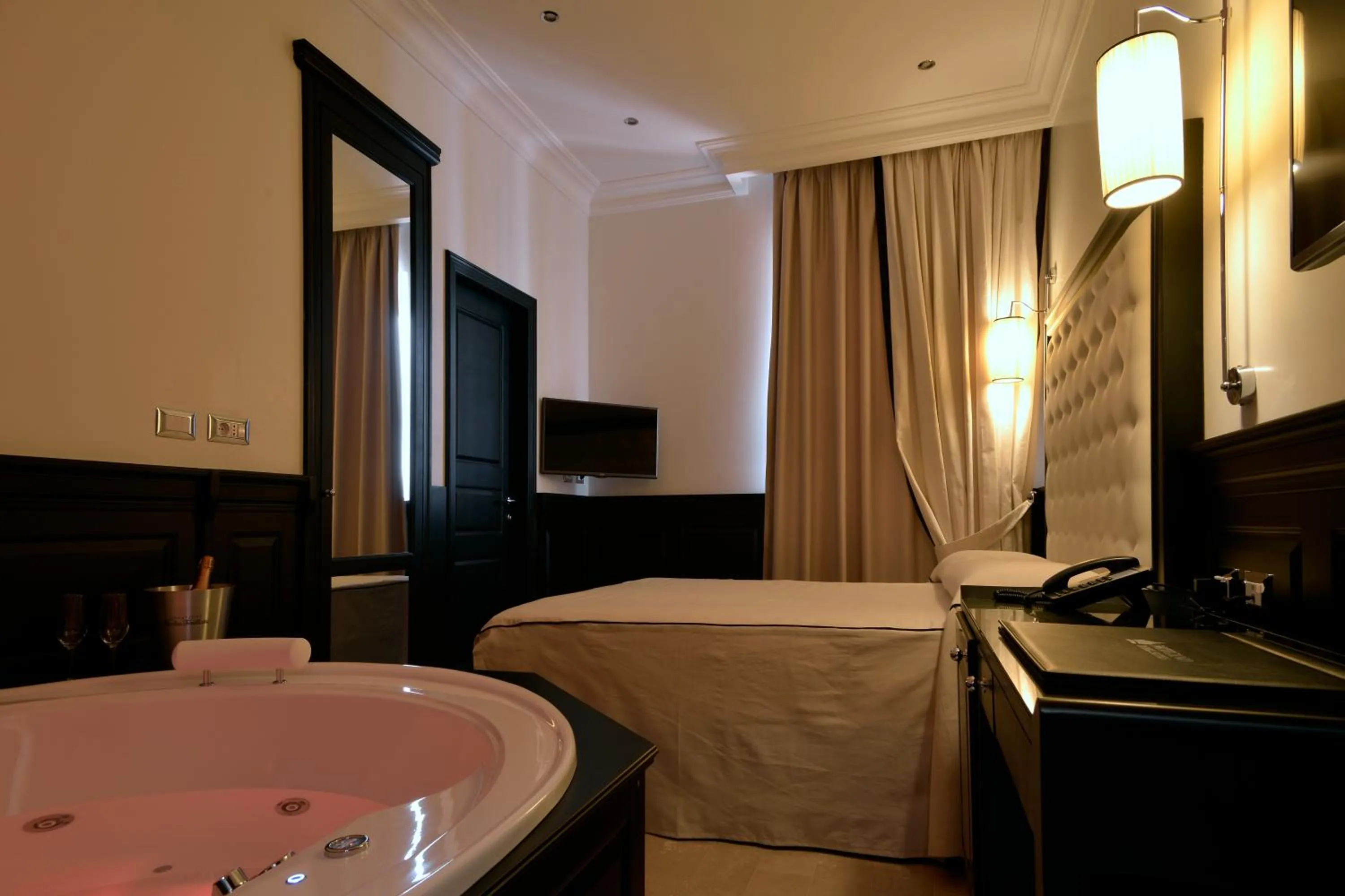 Photo of the whole room, Bed in Vaticano Royal Suite Guest House