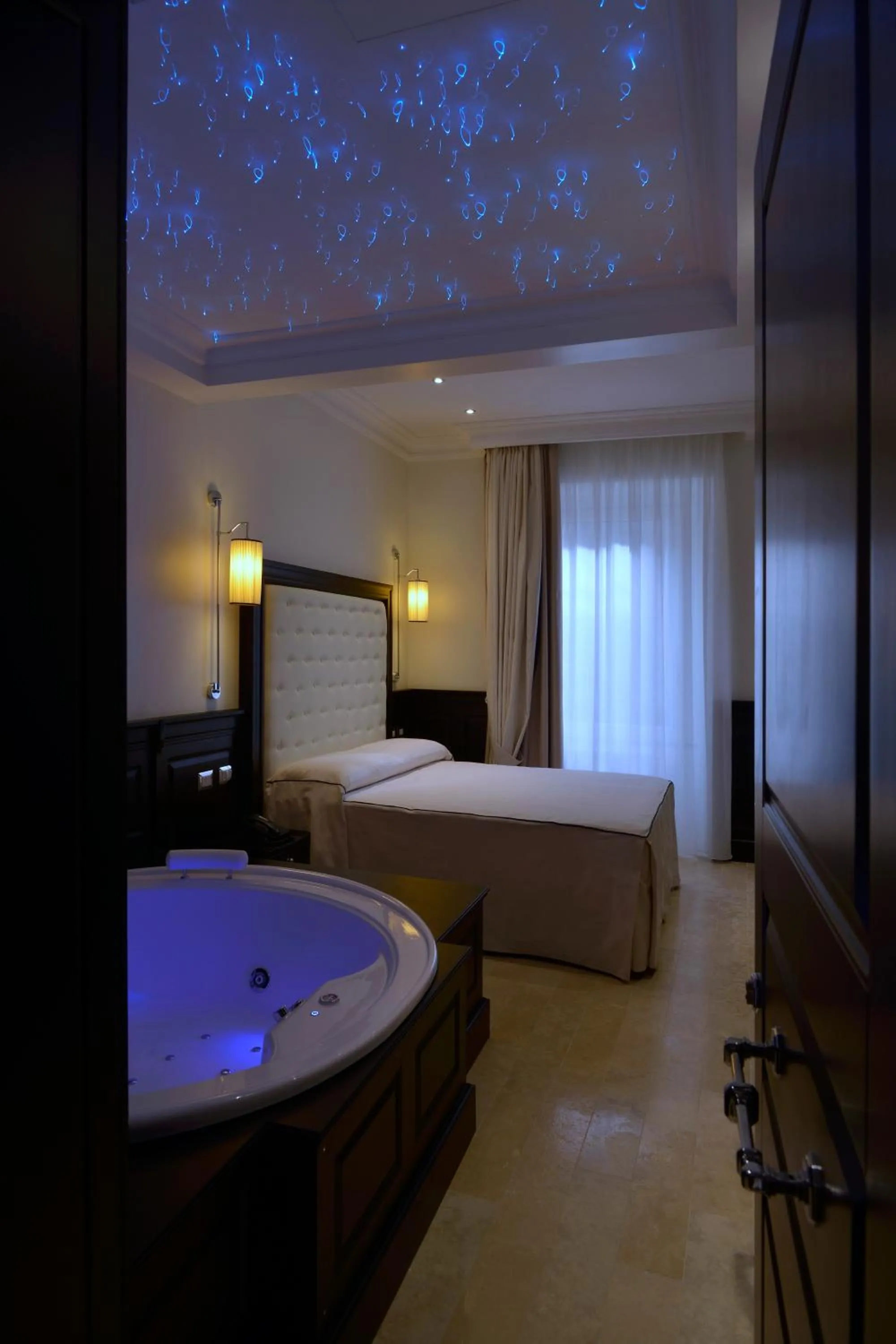 Photo of the whole room, Bed in Vaticano Royal Suite Guest House