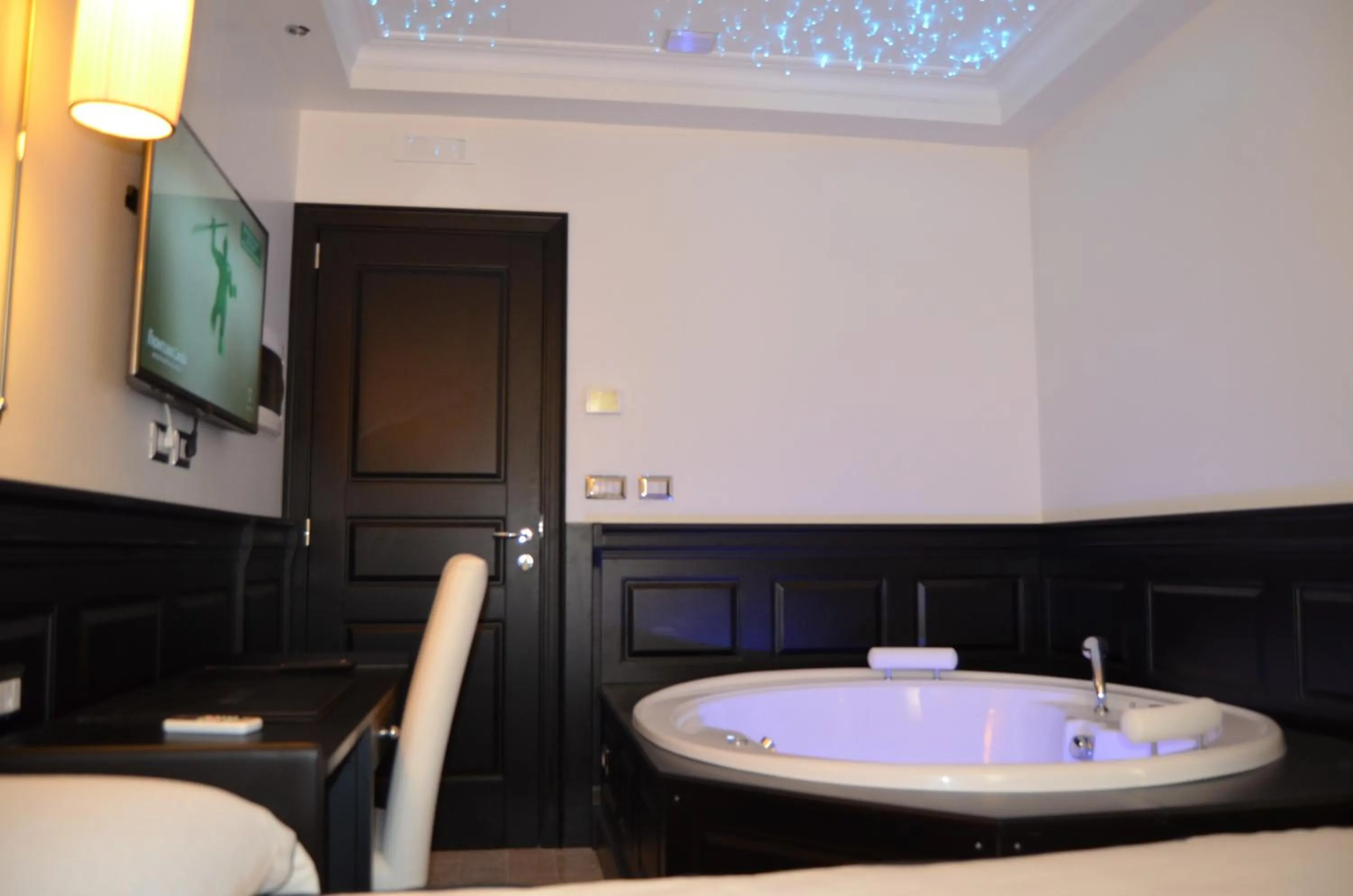 Hot Tub in Vaticano Royal Suite Guest House