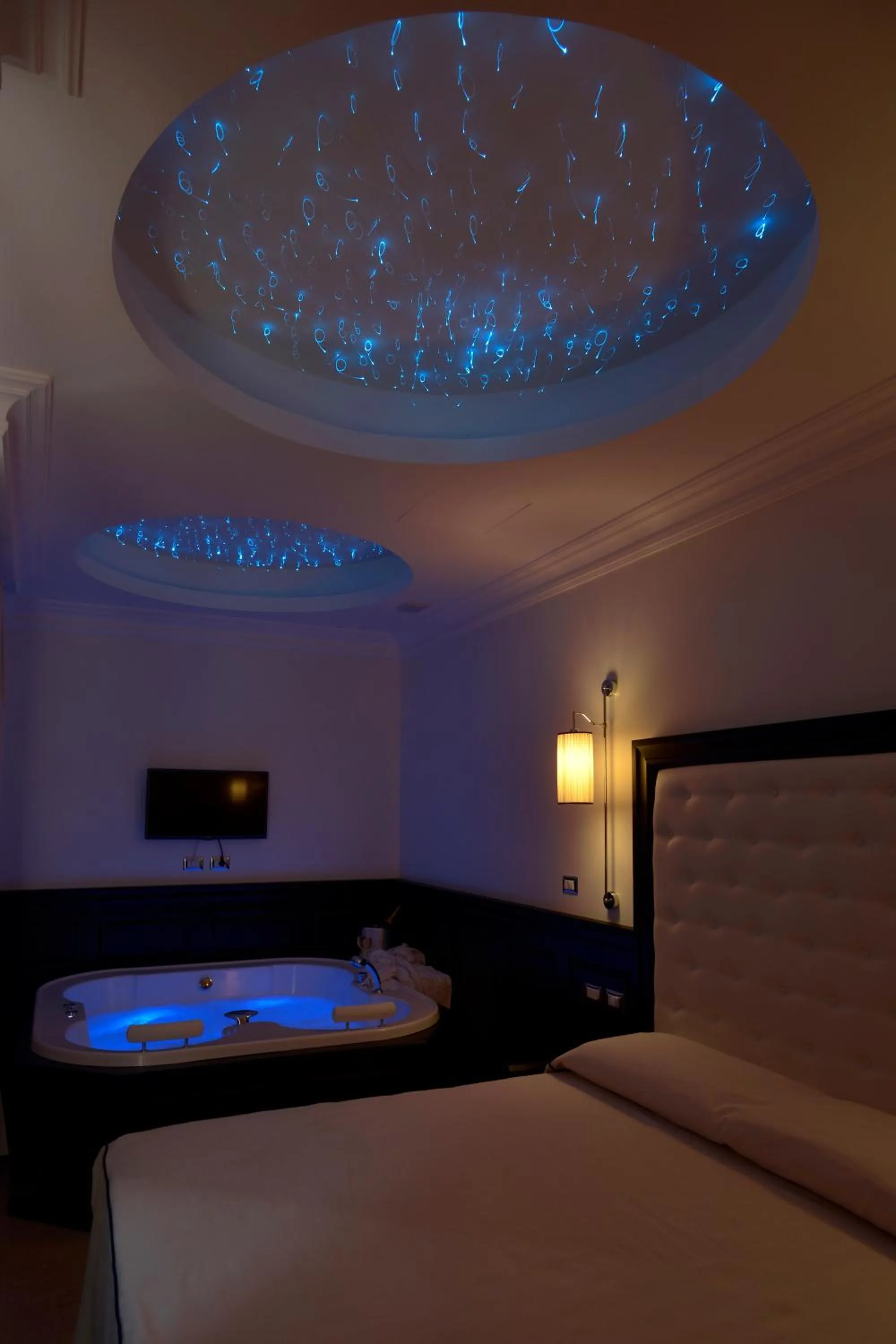 Photo of the whole room, Bed in Vaticano Royal Suite Guest House