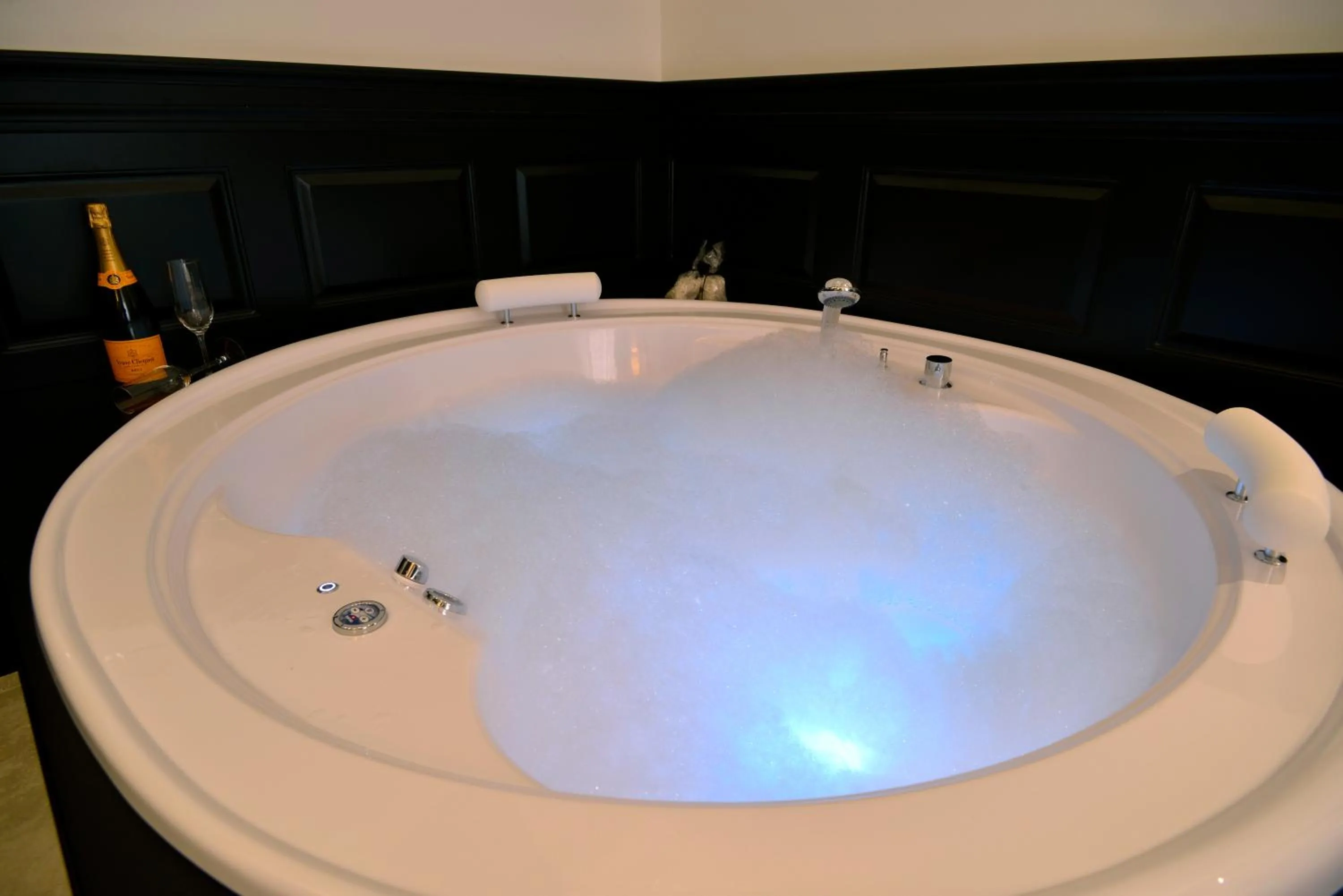 Photo of the whole room in Vaticano Royal Suite Guest House