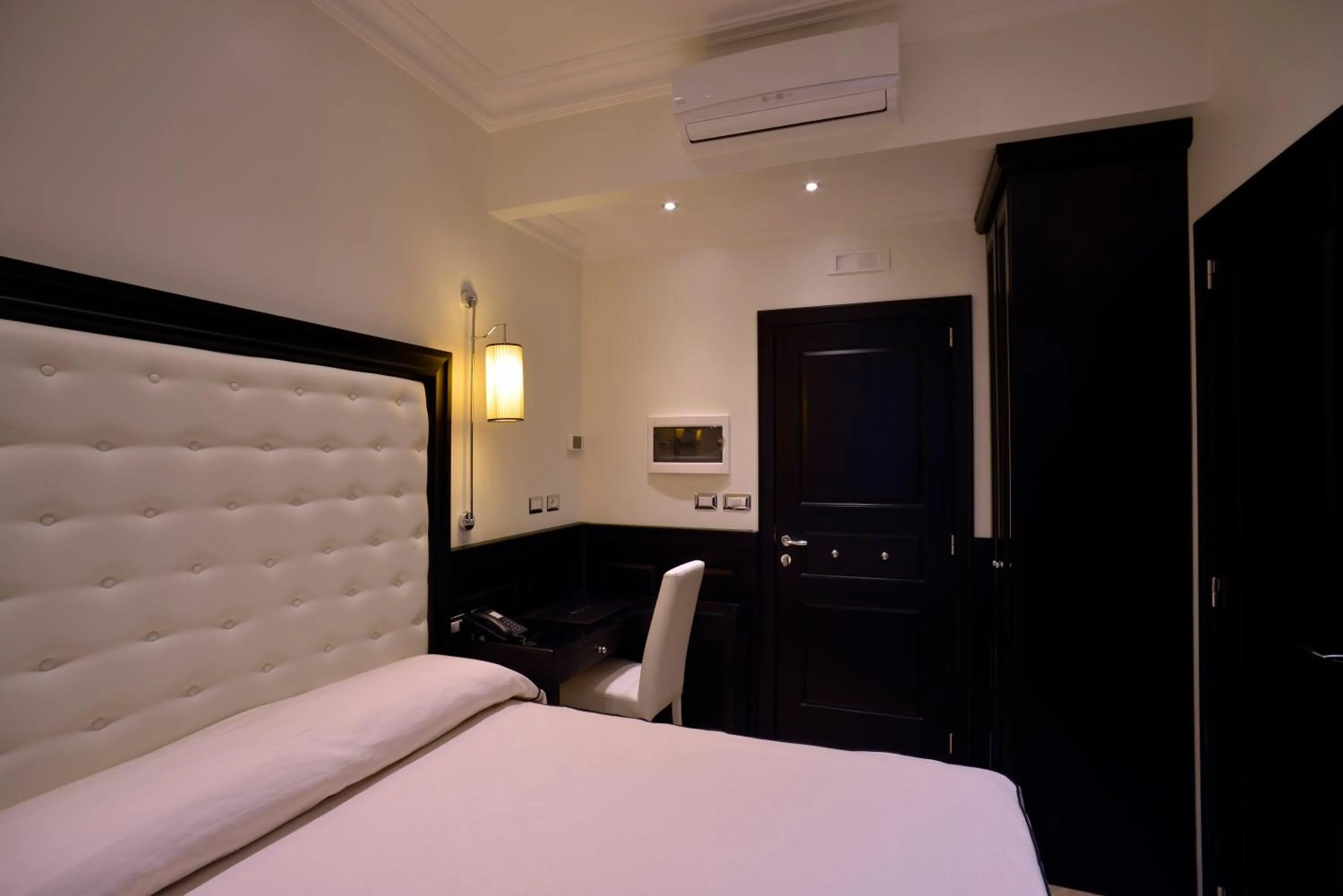 Photo of the whole room, Bed in Vaticano Royal Suite Guest House