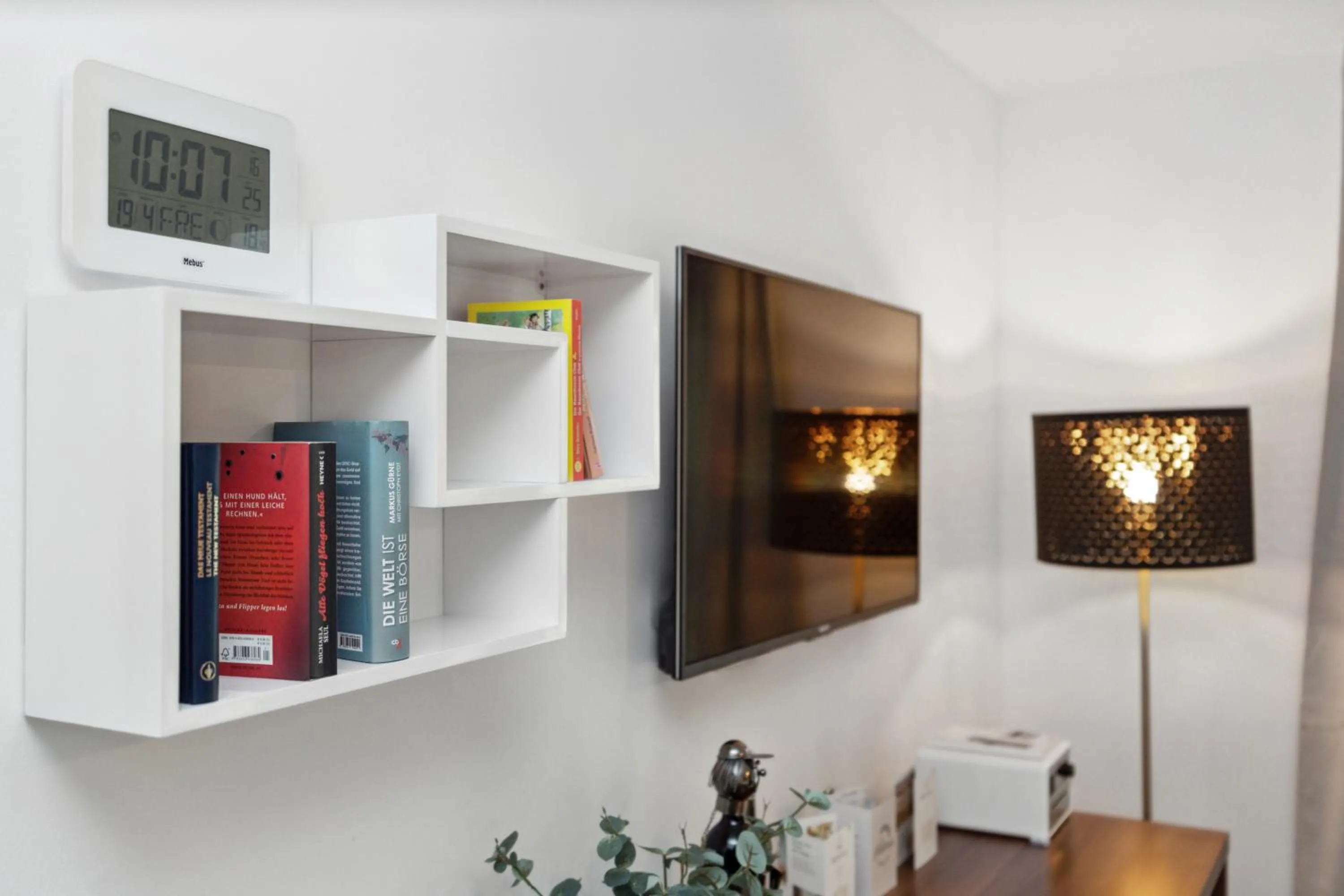 Library in Amelie chez Inez