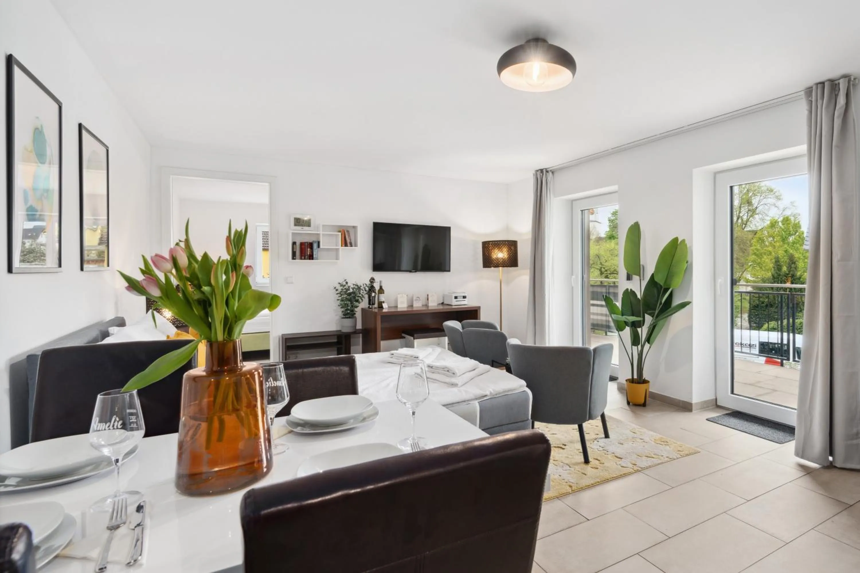 Communal lounge/ TV room in Amelie chez Inez