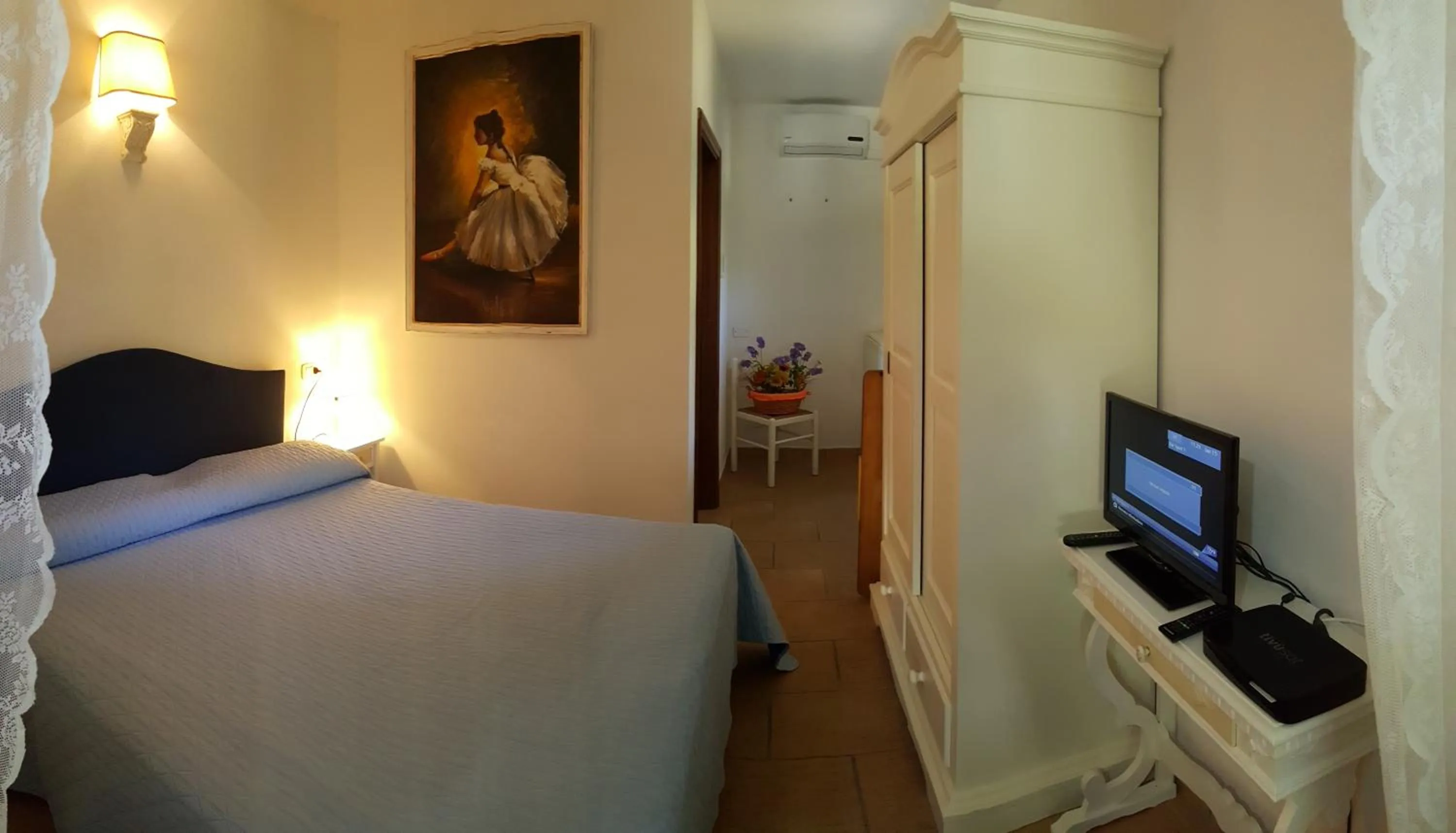 Photo of the whole room, Bed in Residence Oasis