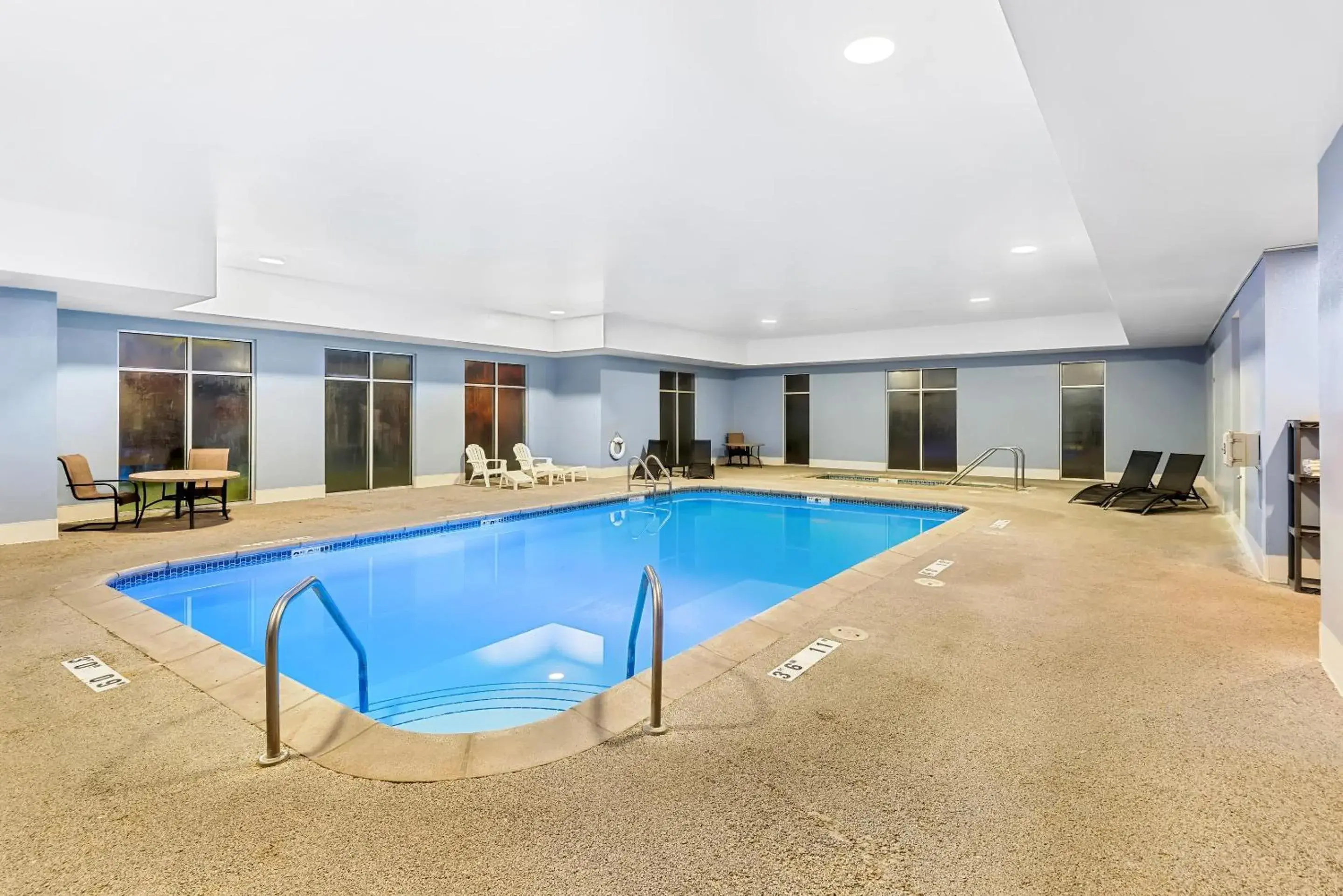 Swimming pool in Suburban Studios Fort Dodge Swimming pool in Suburban Studios Fort Dodge