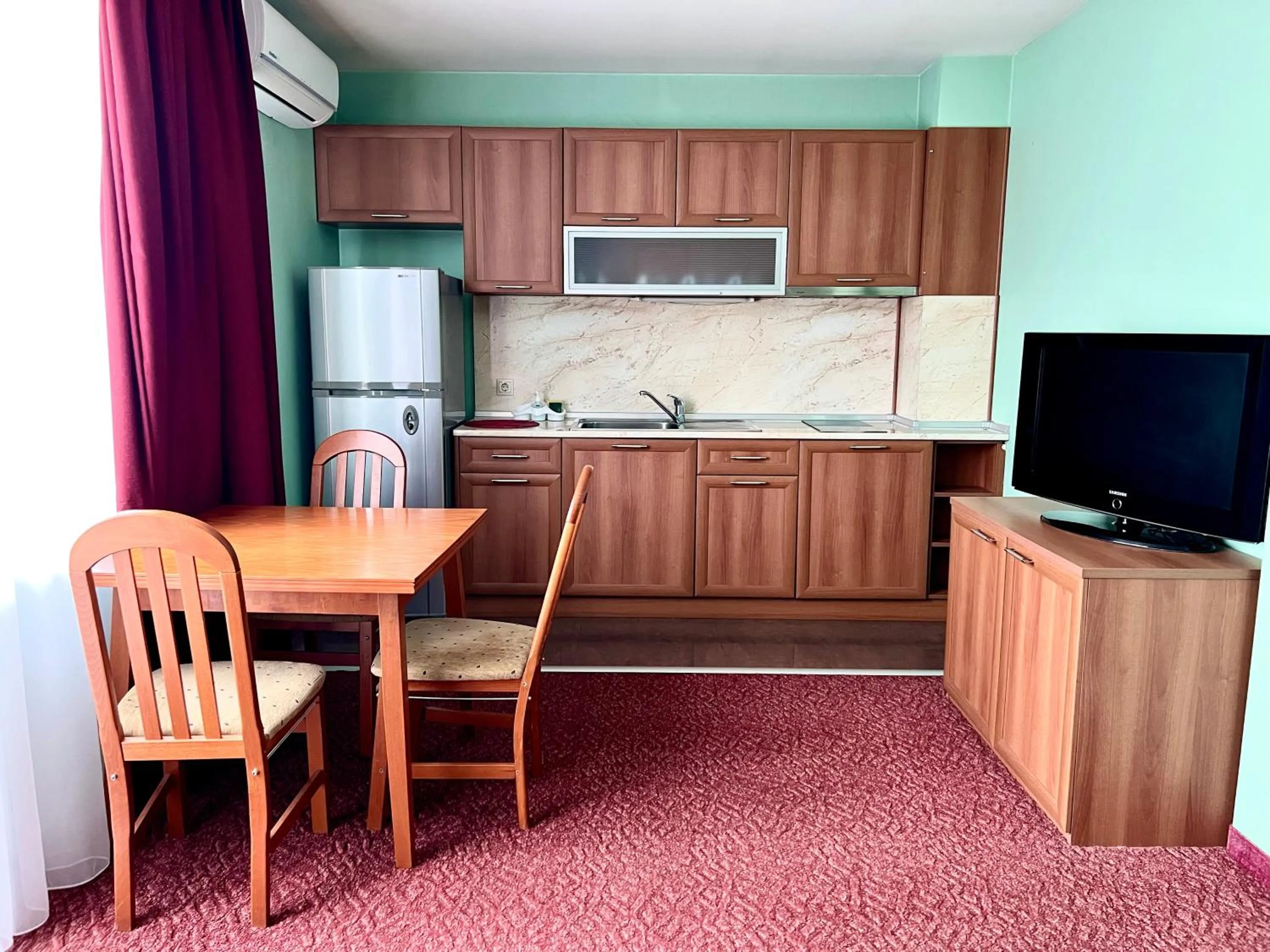 Kitchen or kitchenette in Family Hotel 007