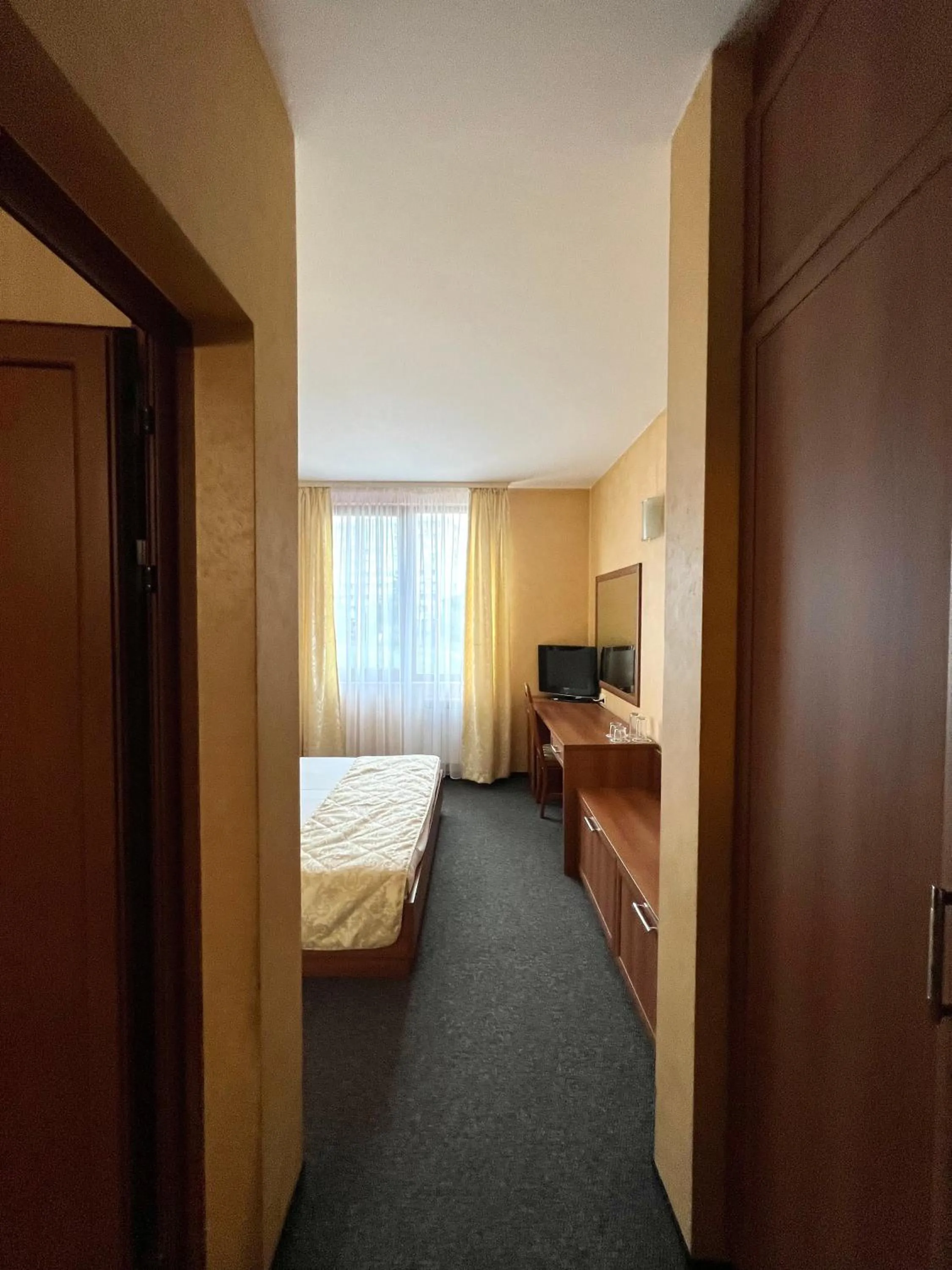 Bed in Family Hotel 007