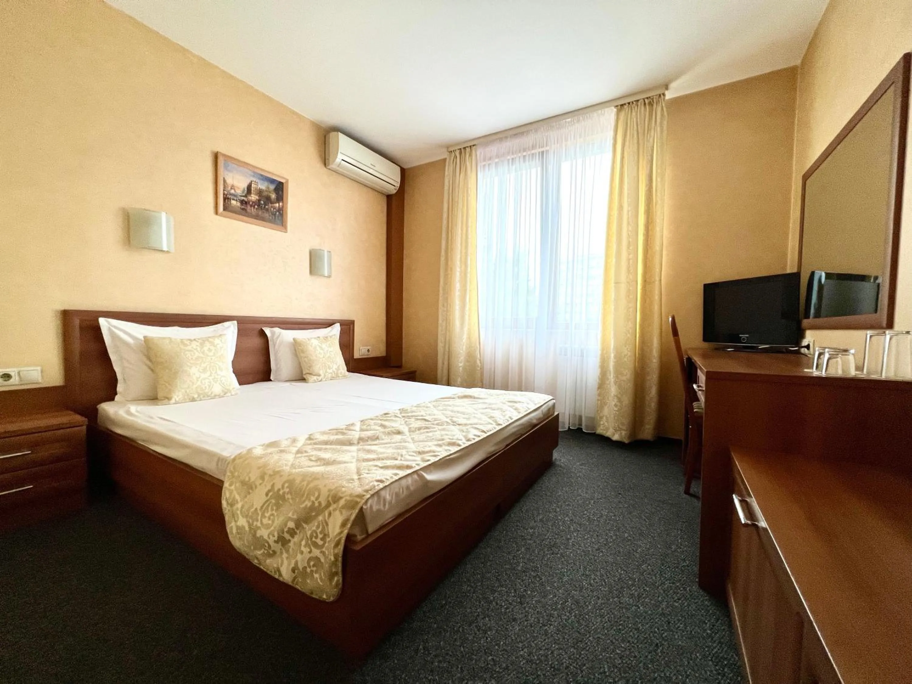 Bedroom, Bed in Family Hotel 007