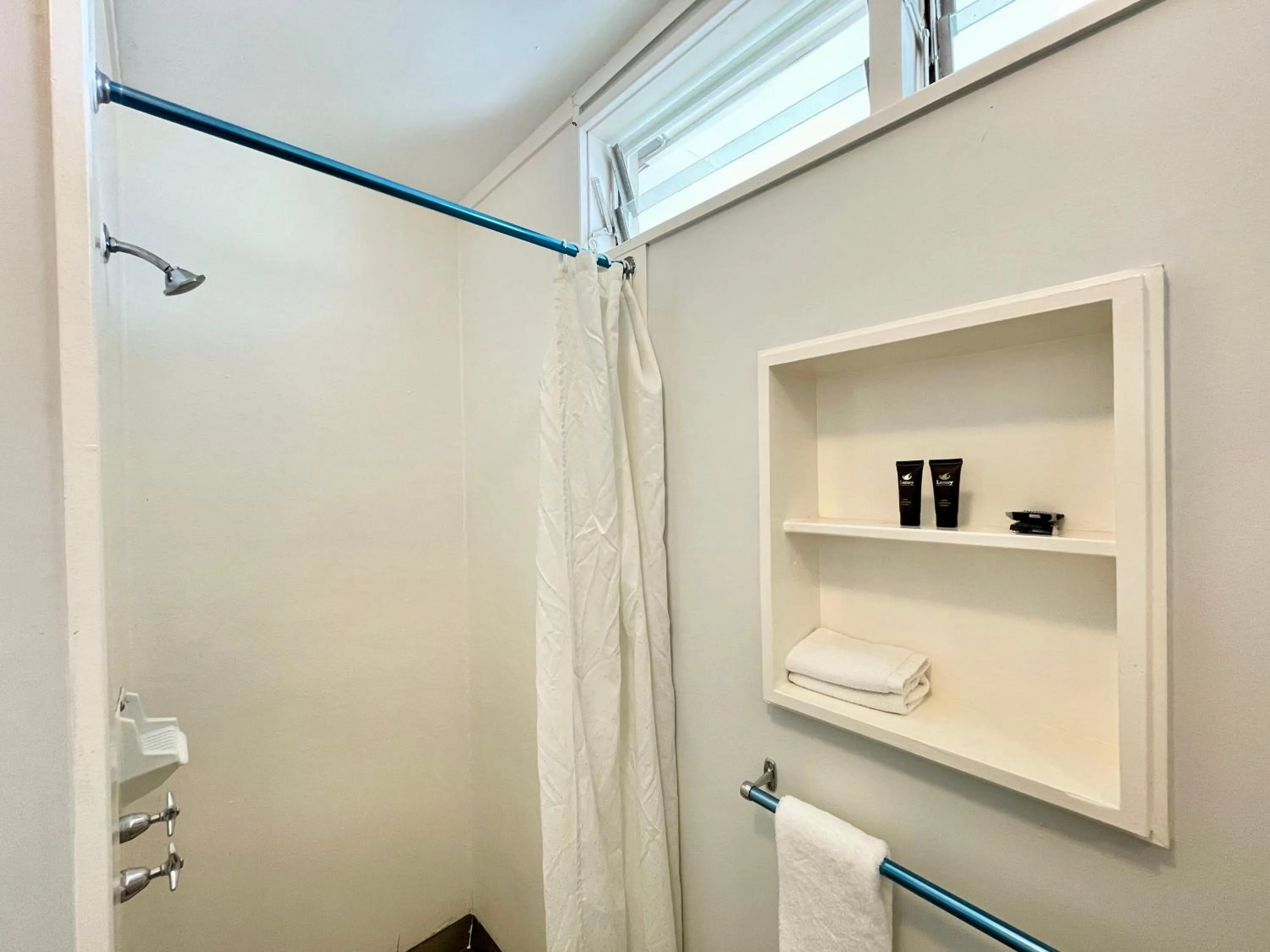 Bathroom in Mount Eden Motel