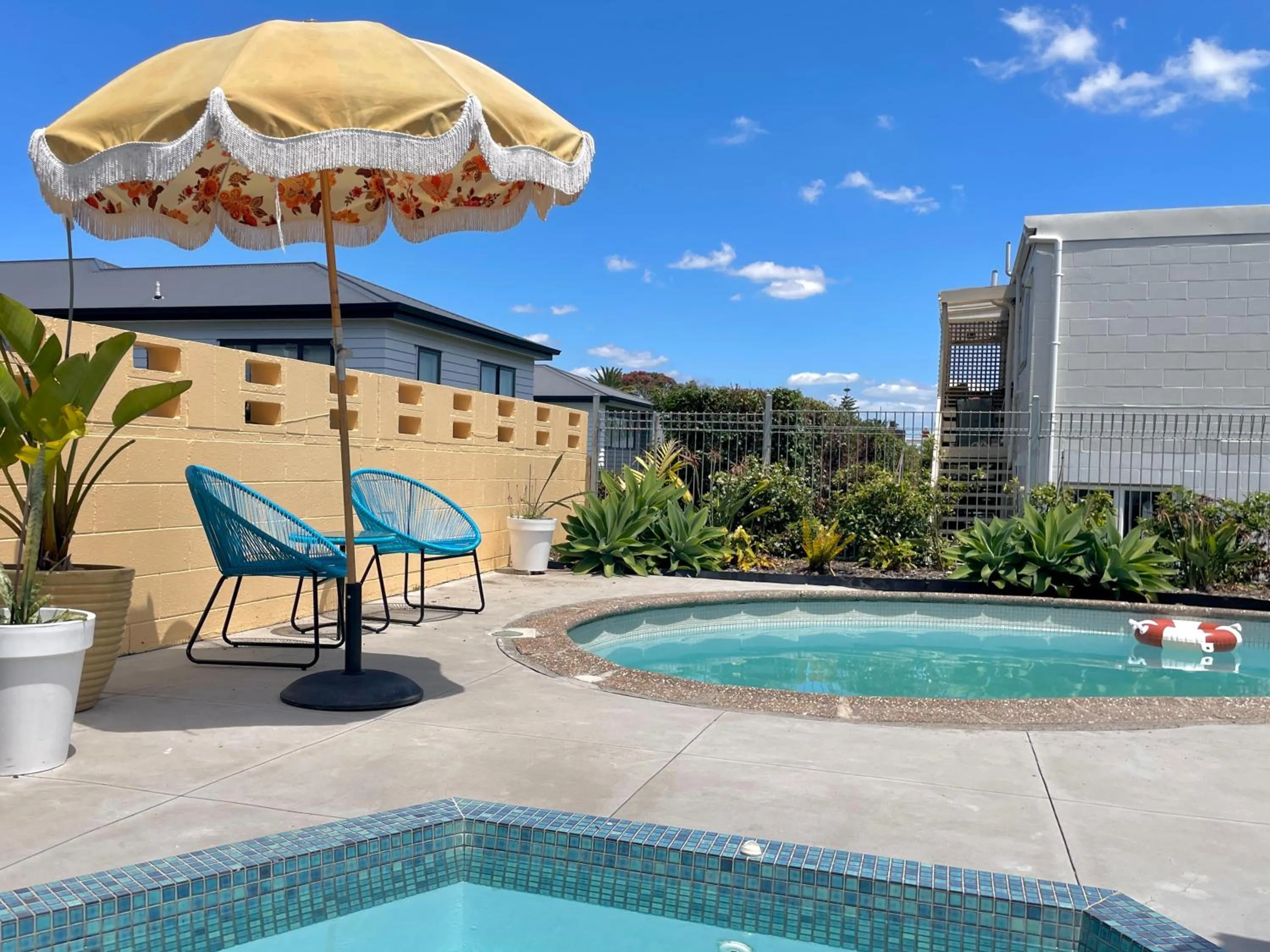 Swimming pool in Mount Eden Motel