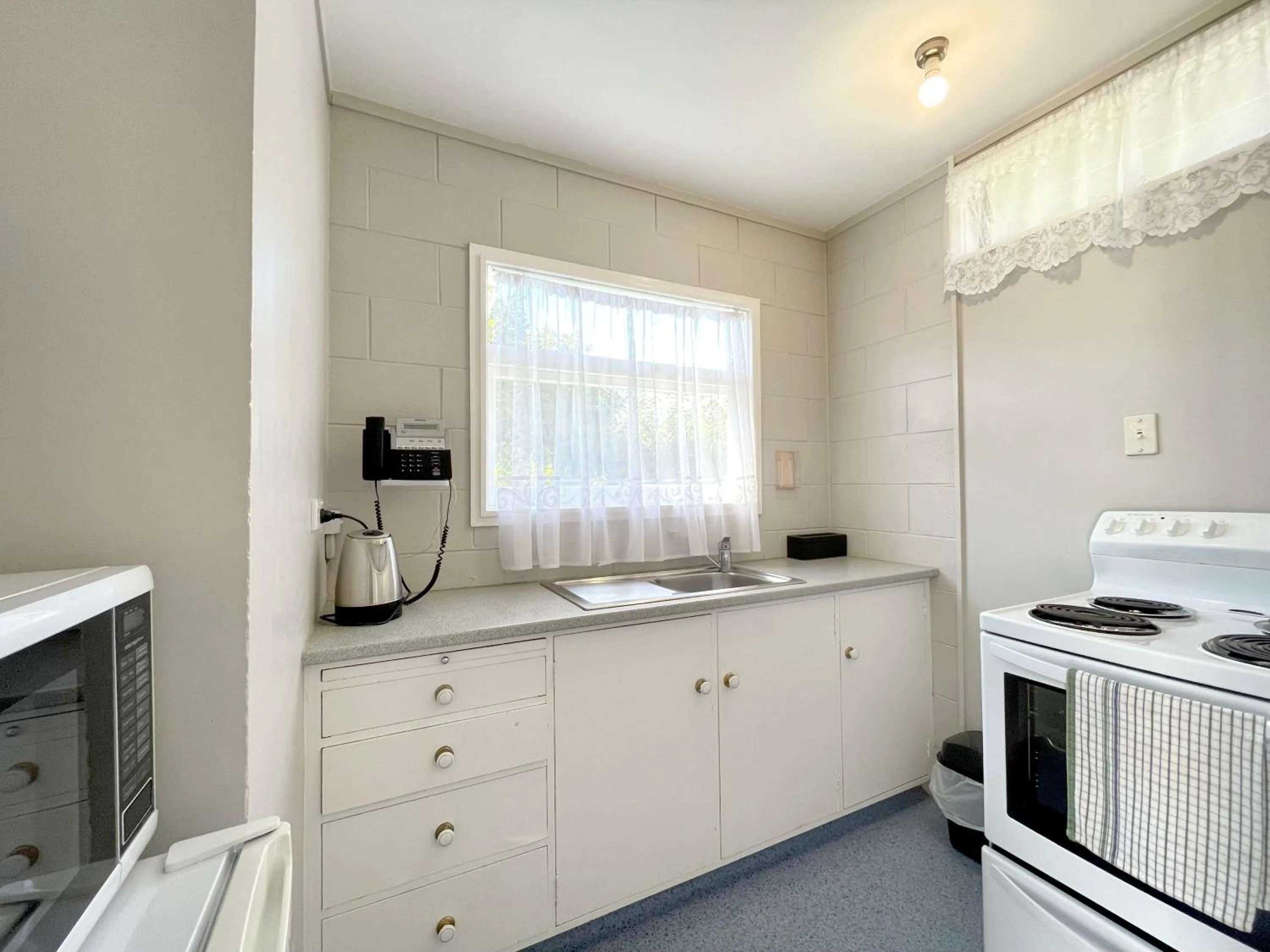 kitchen in Mount Eden Motel