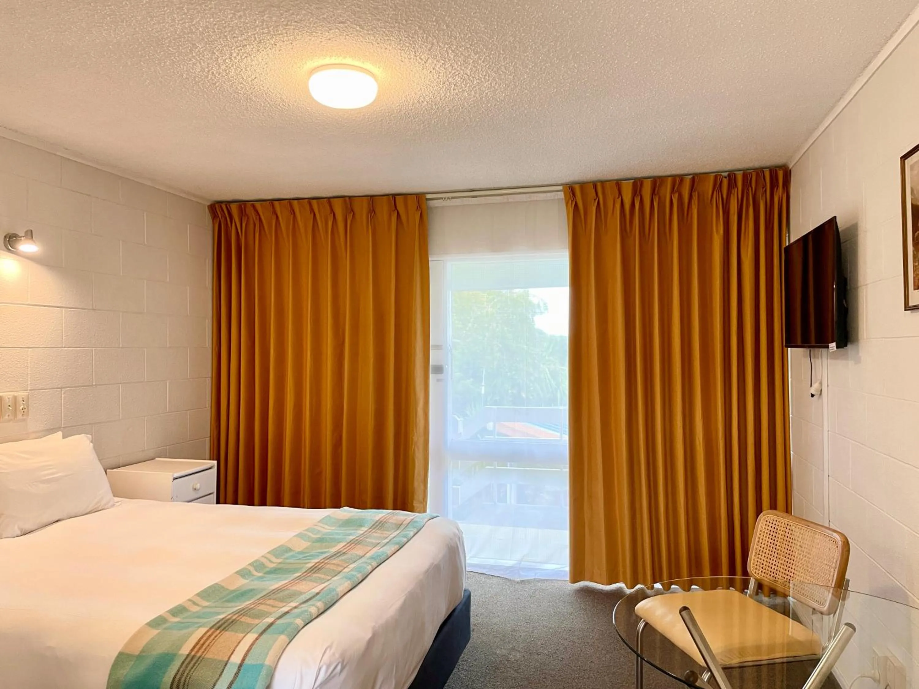 Bed in Mount Eden Motel