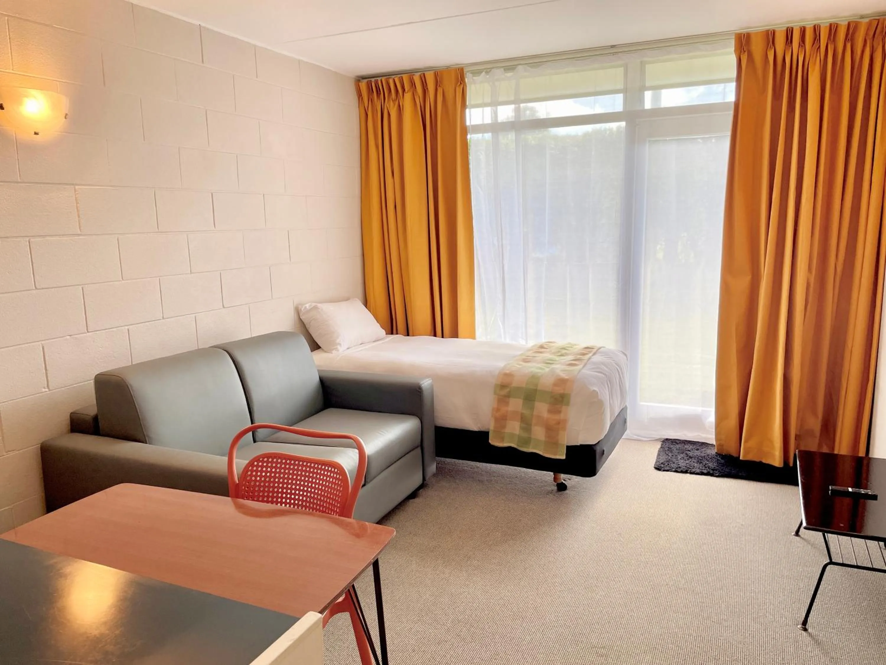 Living room, Bed in Mount Eden Motel