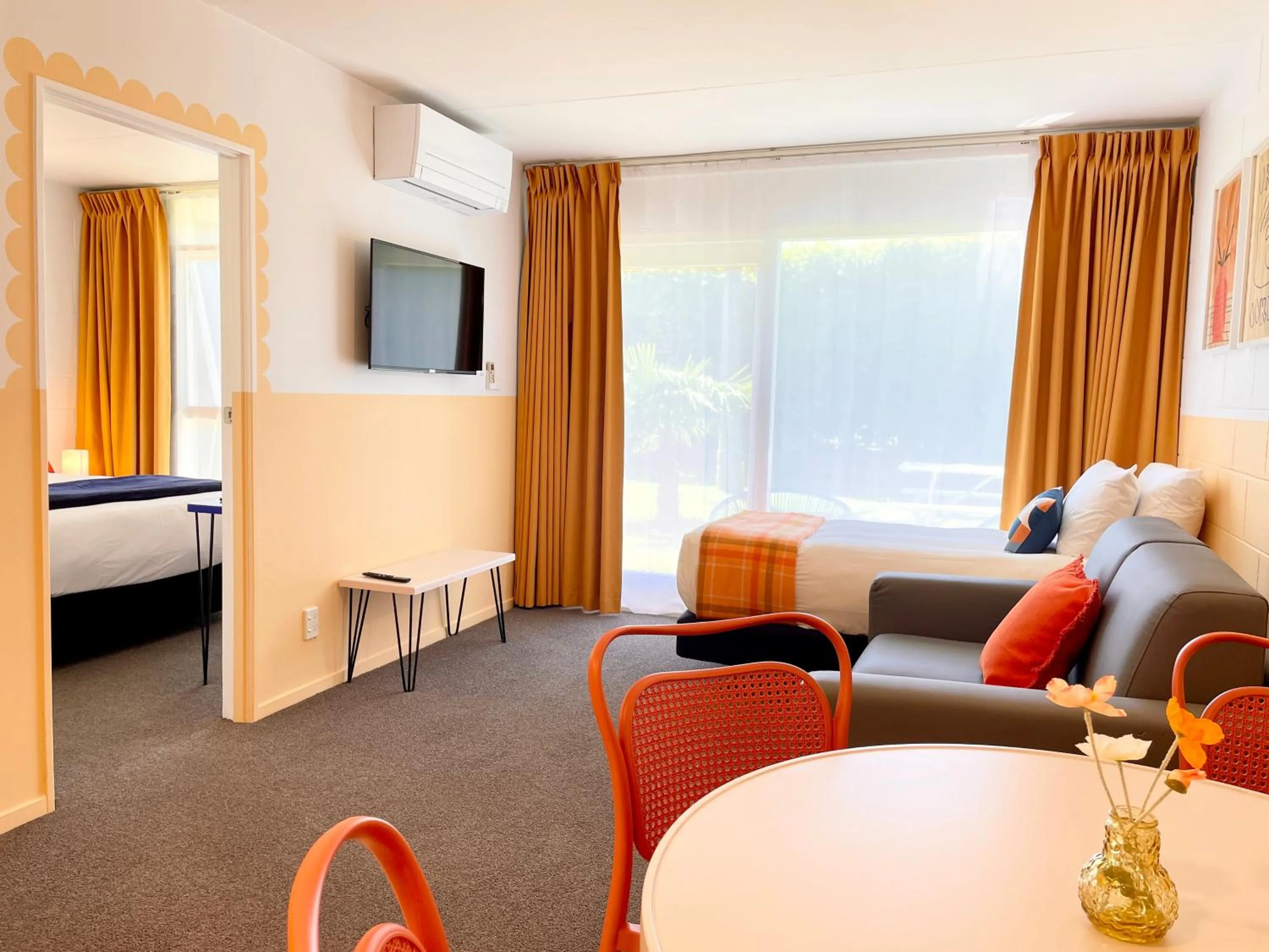 Living room, Bed in Mount Eden Motel