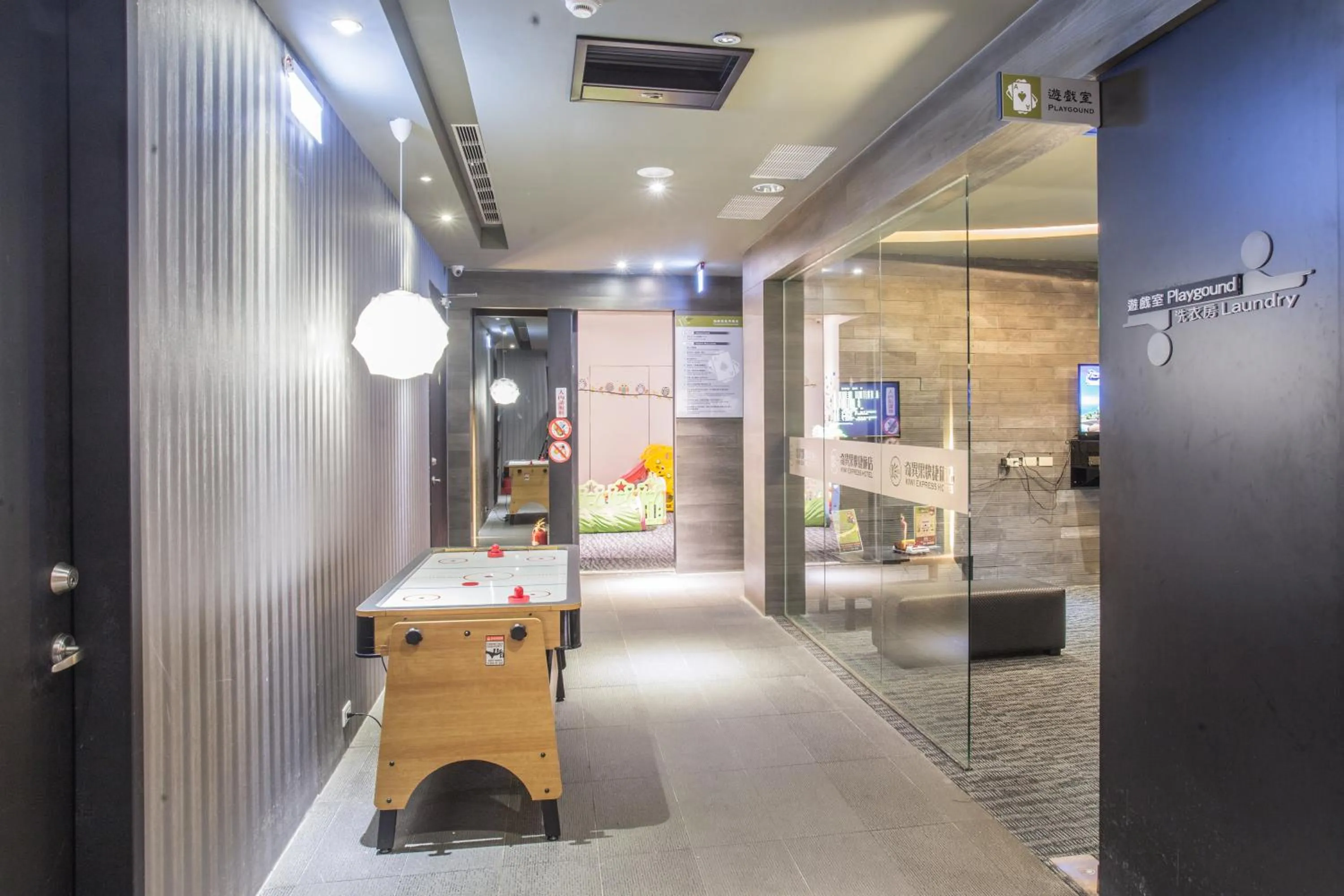 Game Room in Kiwi Express Hotel - Jiuru Rd