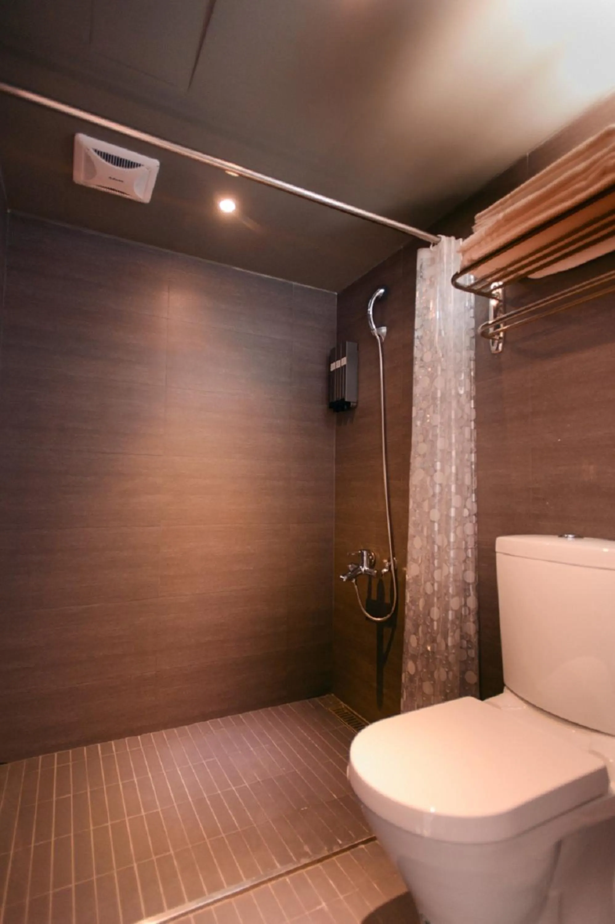 Shower in Kiwi Express Hotel - Jiuru Rd