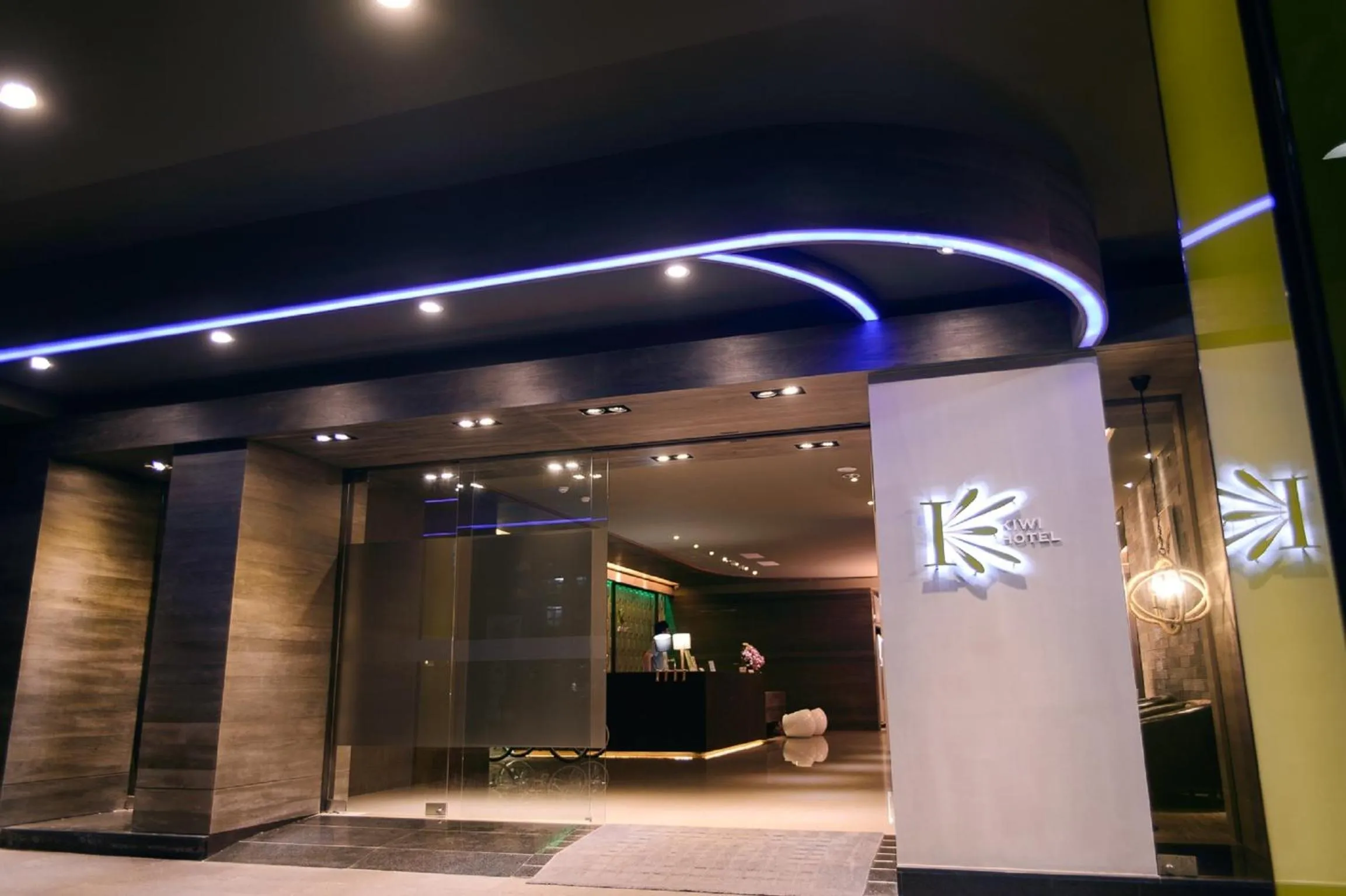 Facade/entrance in Kiwi Express Hotel - Jiuru Rd