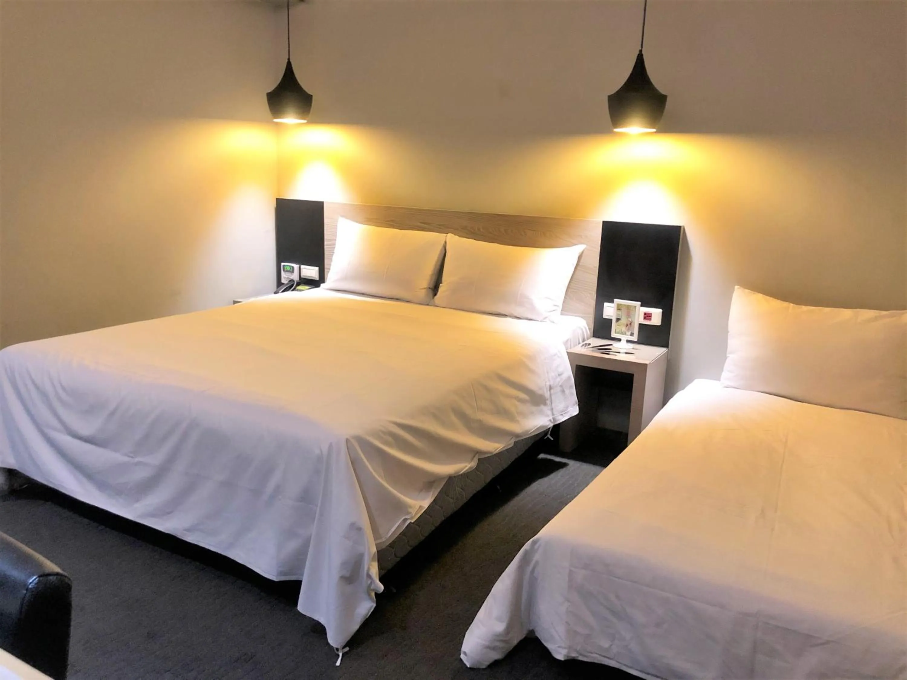 Decorative detail, Bed in Kiwi Express Hotel - Jiuru Rd