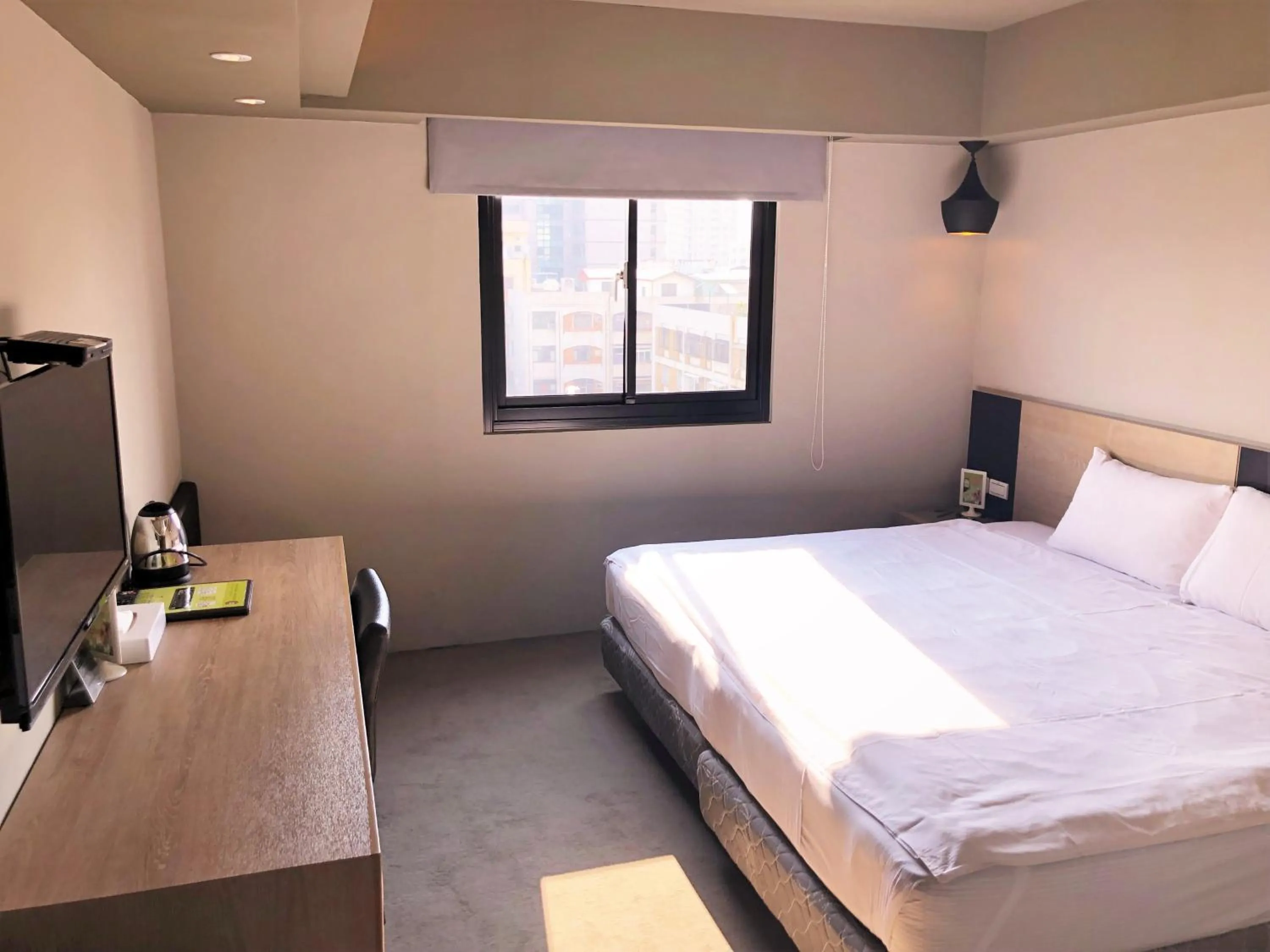 Photo of the whole room, Bed in Kiwi Express Hotel - Jiuru Rd